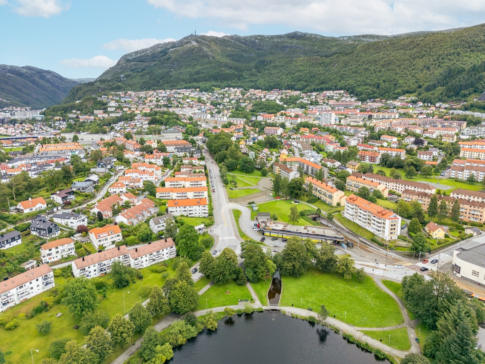 Eiendommen har en fantastisk beliggenhet på Landås med nærhet til "alt" man trenger i hverdagen Galleribilde