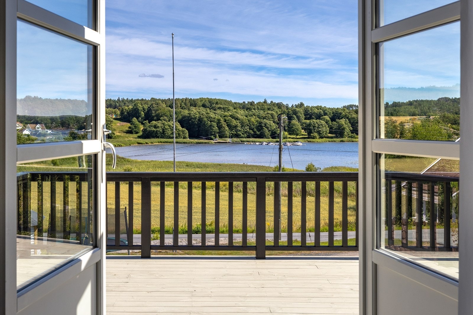 Gjennom doble dører går du ut på den store velbygde terrassen og nyter en fenomenal utsikt mot bukta. Terrassen har en østvendt flate og en sørvendt flate med trapper opp og rundt til den vestvendte plattingen. Galleribilde