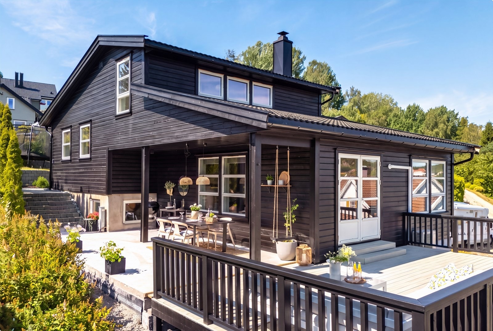 Denne stilige familieboligen (2011) strekker seg over fire etasjer. Arkitektonisk er dette løst på en svært spennende måte ved at andre etasje ligger oppå underetasjen og tredje etasje ligger oppå første etasje. Det må sees og oppleves. Galleribilde