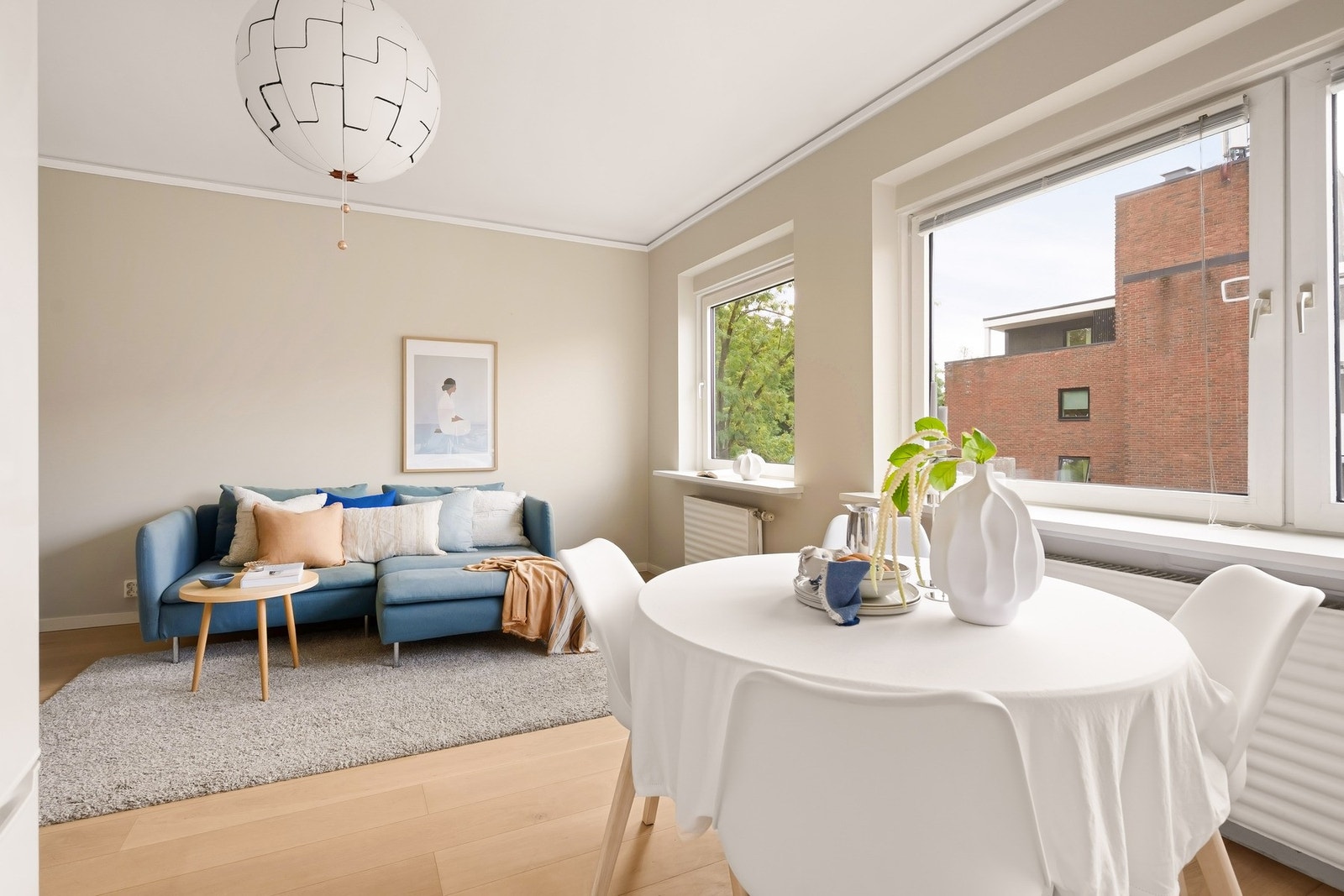 Stuen har god utforming med naturlig plass til en spisegruppe, sofa og TV med tilhørende møblement. Galleribilde