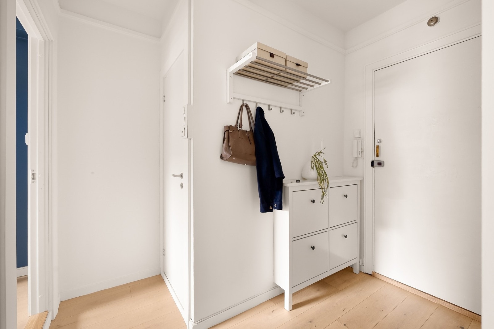 Velkommen inn! Det første som møter deg er en lys og fin entré som gir et godt førsteinntrykk av boligen. Galleribilde