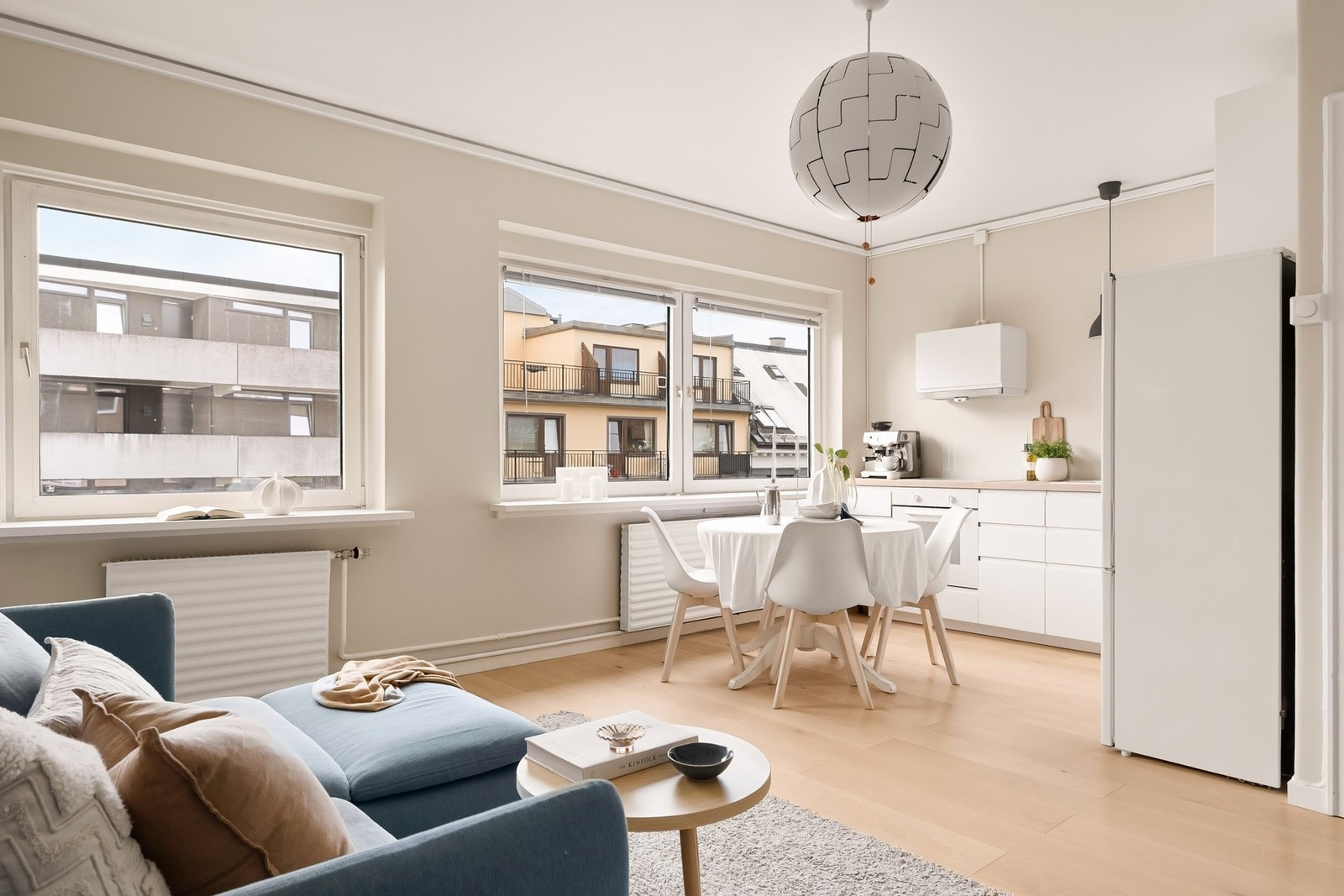 Kjøkkenet ligger i en åpen og sosial løsning med stuen - perfekt for både hverdagsliv og hyggelige sammenkomster. Galleribilde