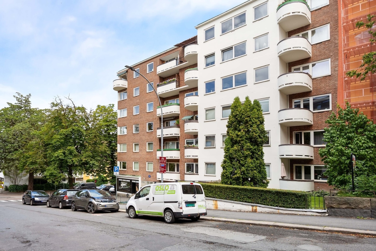 Leiligheten ligger stille og tilbaketrukket til i et veletablert område, bestående av pene og klassiske bygårder. Galleribilde