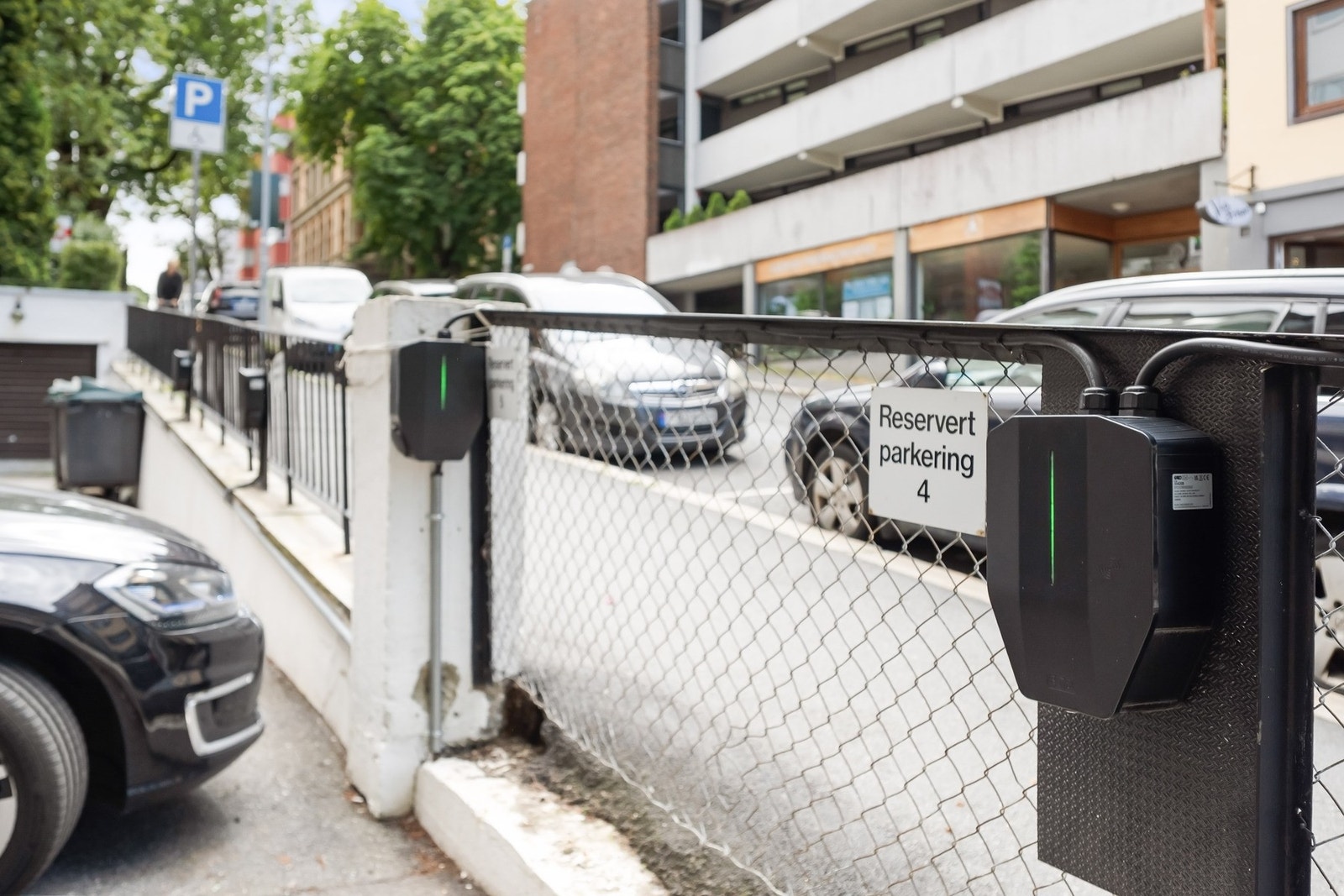 Det medfølger ikke parkering, men sameiet har parkeringsplasser med elbilladeresom kan leies etter ansiennitet. Galleribilde