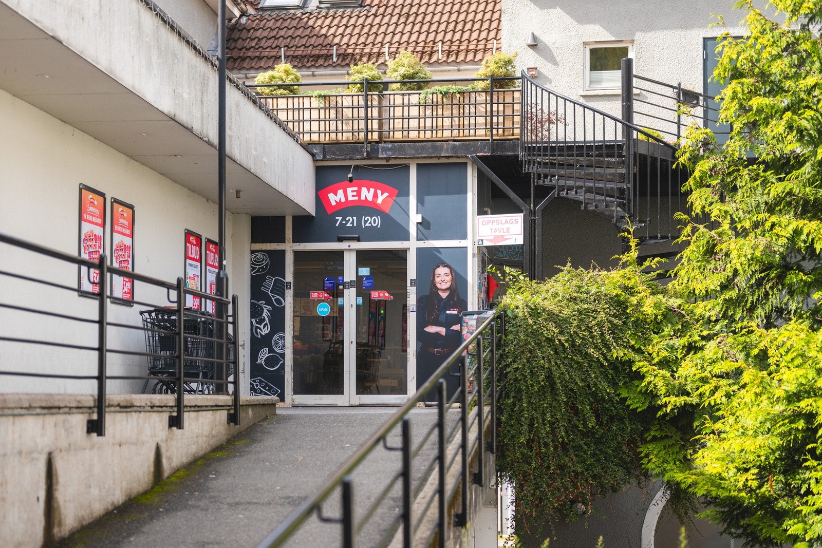 MENY Støletorget ligger kun et par minutters gange unna, sammen med apotek, café og øvrige servicetilbud Galleribilde