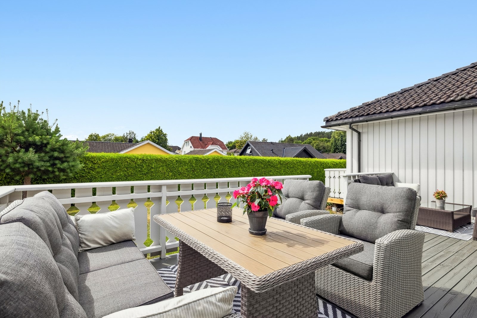 Eiendommens romslige terrasse gir rikelig med plass til ønsket møblering og legger til rette for et komfortabelt uterom gjennom hele sesongen. Den velstelte hagen kompletterer uteområdet med et beplantet bed og en lettstelt gressplen. Galleribilde