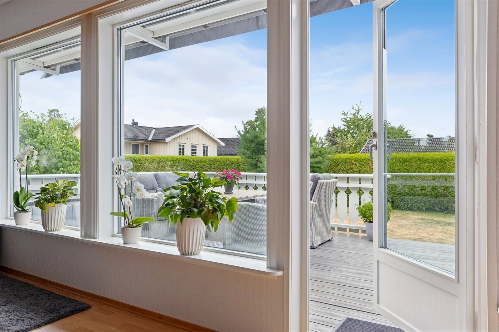 Stue med dør og utsyn til terrasse. Galleribilde