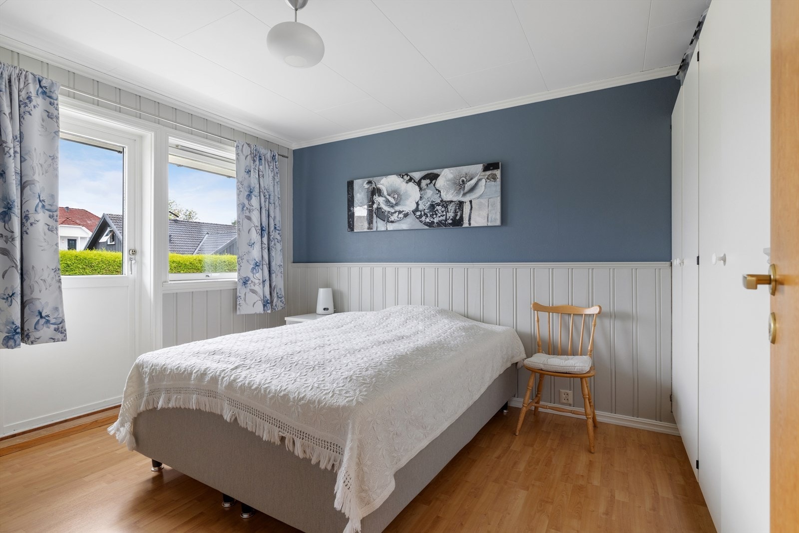 Hovedsoverommet har klassisk trepanel i kombinasjon med malte vegger, som skaper en lun og innbydende atmosfære. Rommet har god plass til dobbeltseng og garderobe. Galleribilde