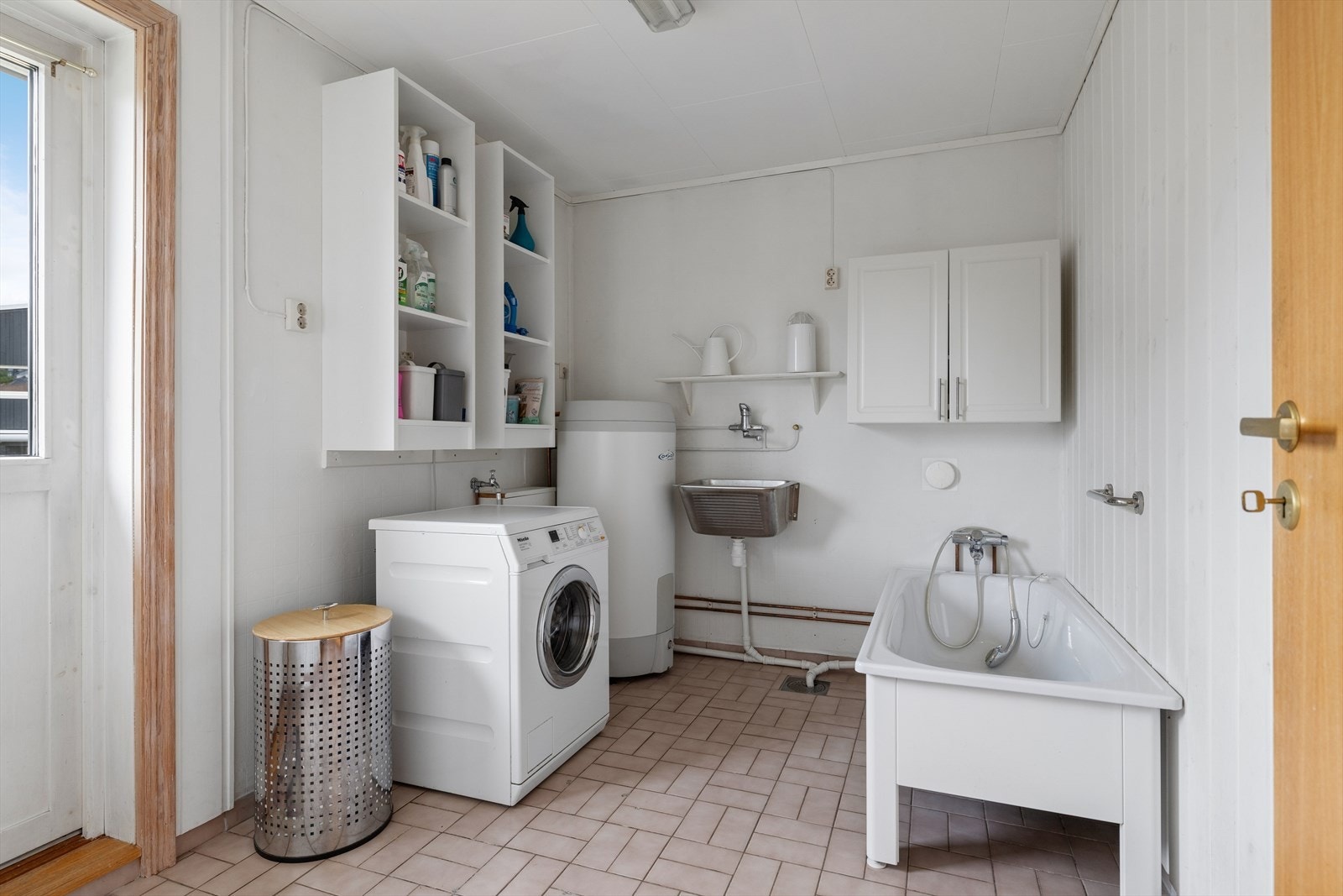 Vaskerommet har god plass til både vaskemaskin og tørketrommel, samt vask, badekar og oppbevaringsmøbler. Galleribilde