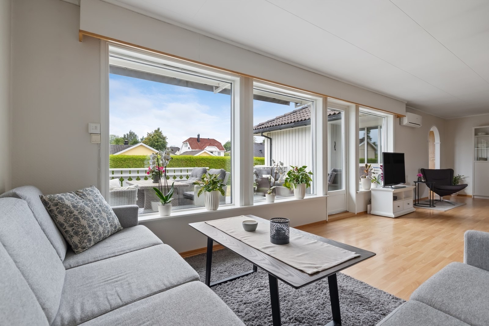 Fra stuen er det direkte adkomst til terrassen, mens store vindusflater gir nær kontakt med hagen og omgivelsene. Galleribilde