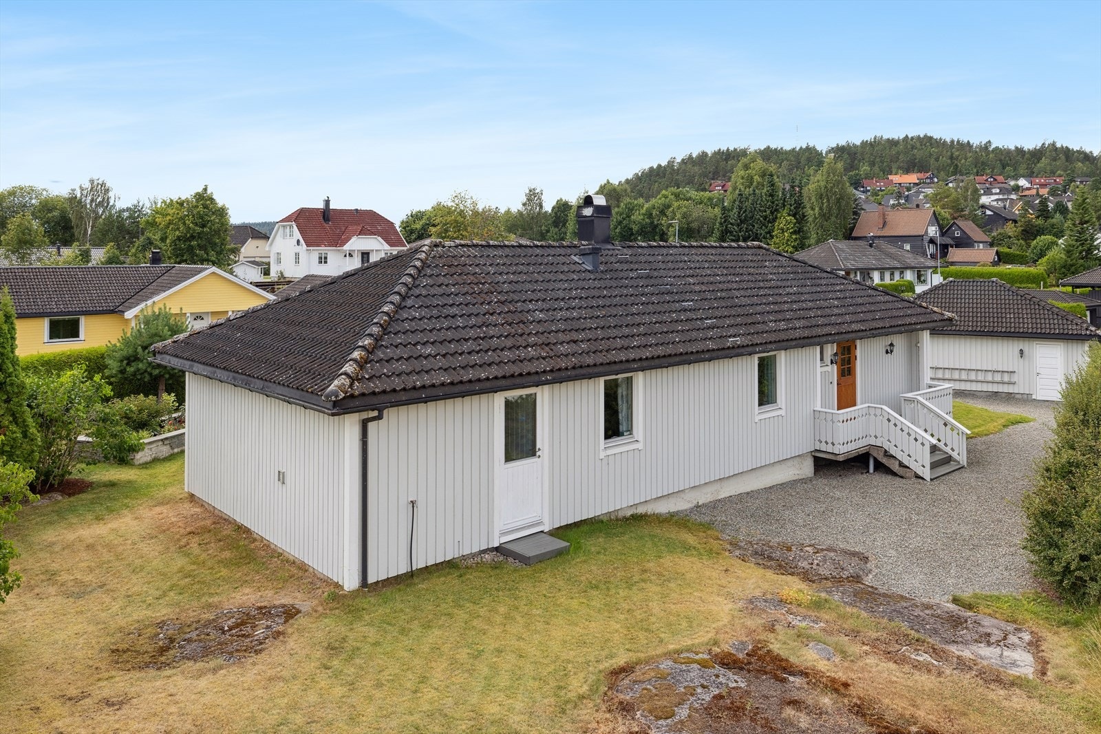 Eiendommen byr på en praktisk hverdag med alle hovedfunksjoner samlet på ett plan, omgitt av en opparbeidet og velstelt tomt. Galleribilde