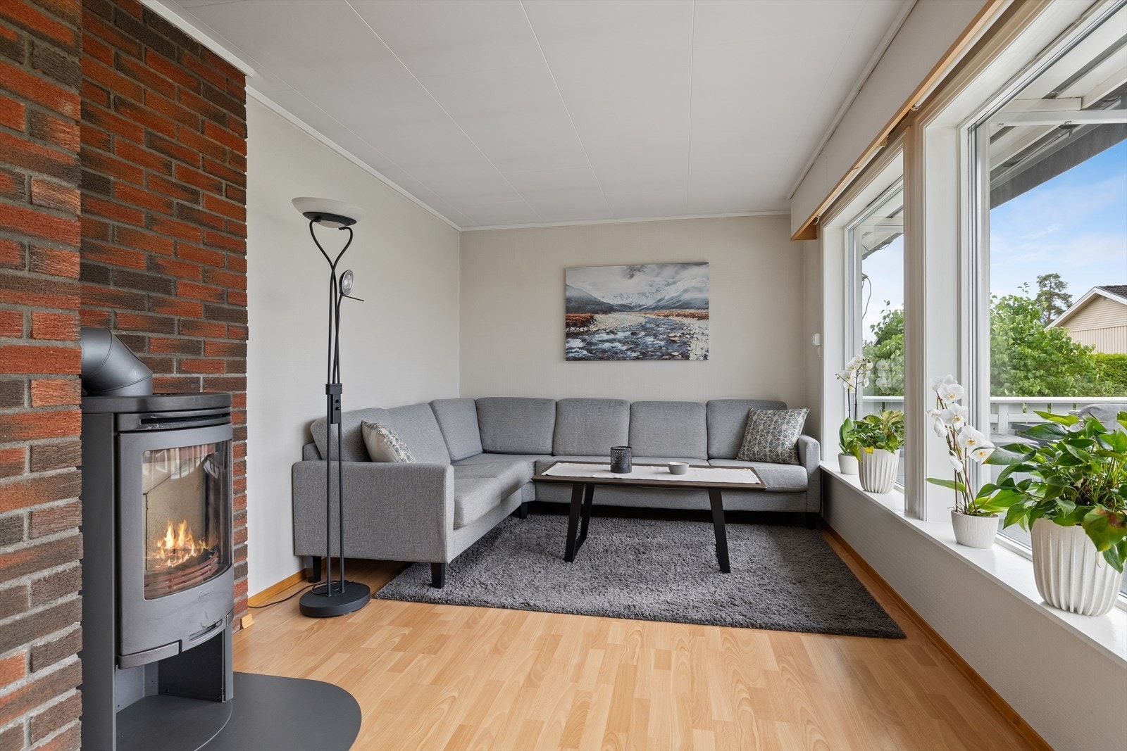 Den velholdte og romslige eneboligen byr på lyse oppholdsrom og en praktisk planløsning med alt samlet på én flate, noe som legger til rette for en enkel og komfortabel hverdag. Galleribilde