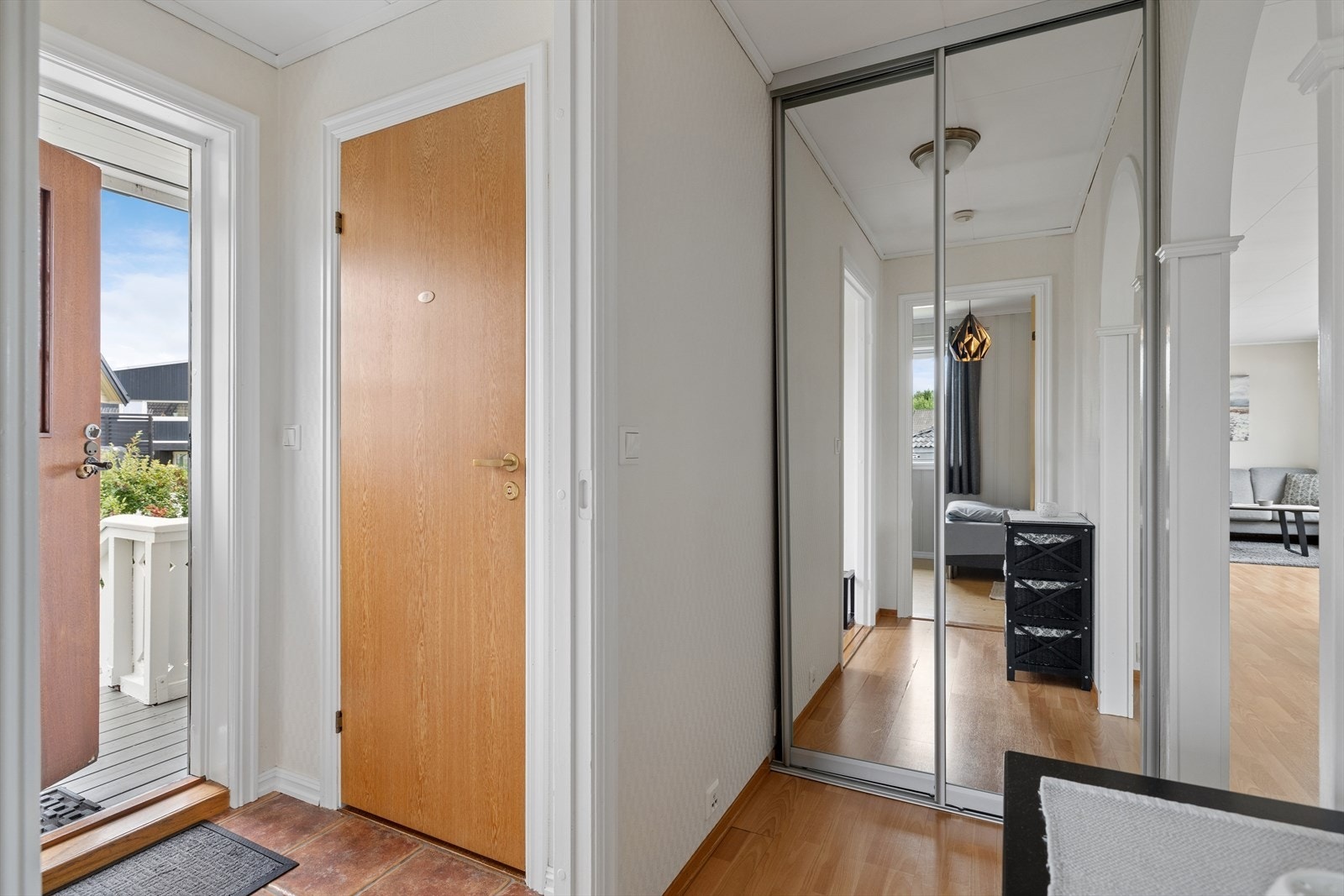 Velkommen inn! Entré med praktisk adkomst til toalettrom og plassbygd garderobe i gangen gir gode oppbevaringsmuligheter for yttertøy. Galleribilde
