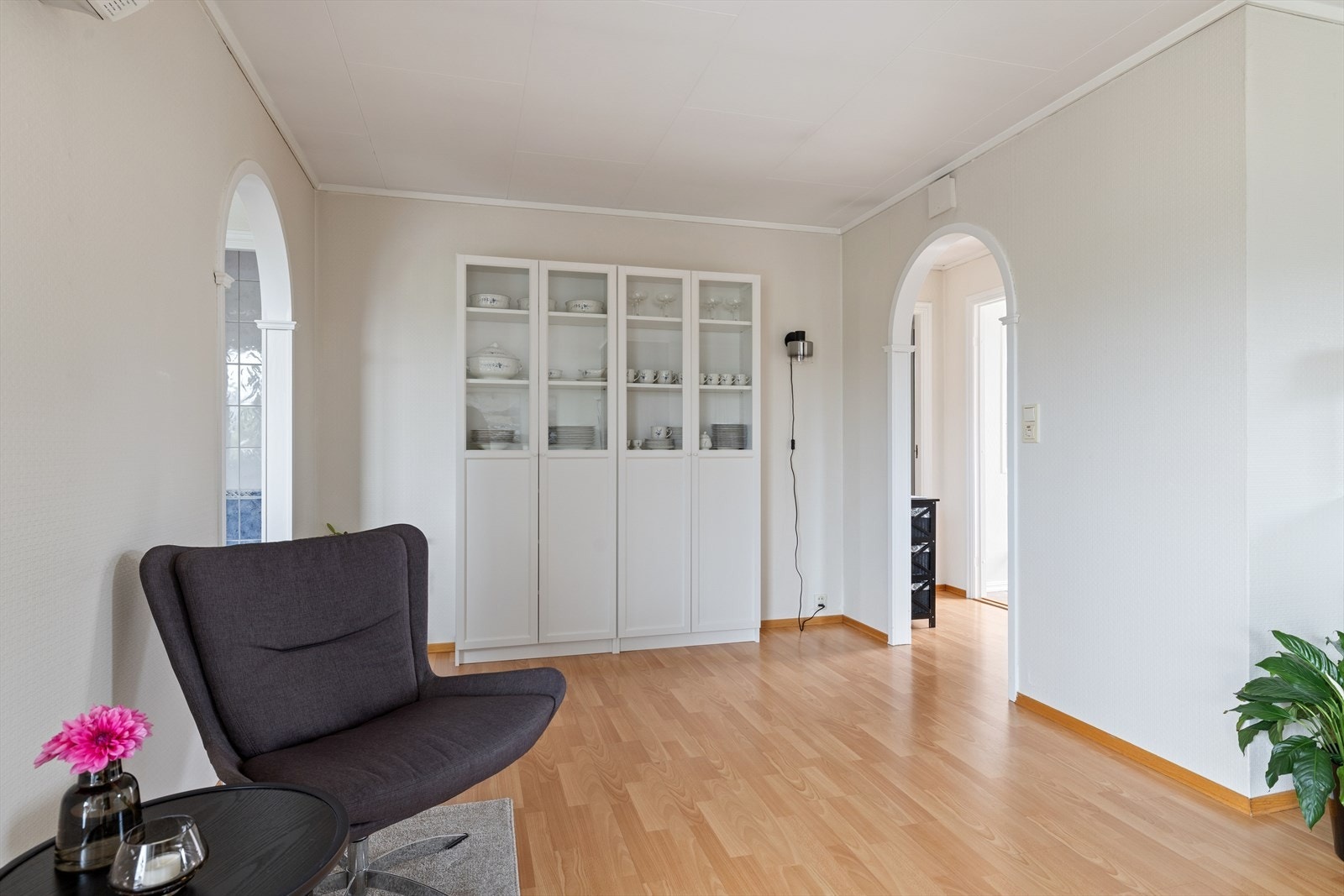 I den andre enden av stuen er det plass til bokhyller og oppbevaringsløsninger som bidrar til en praktisk hverdag. Galleribilde