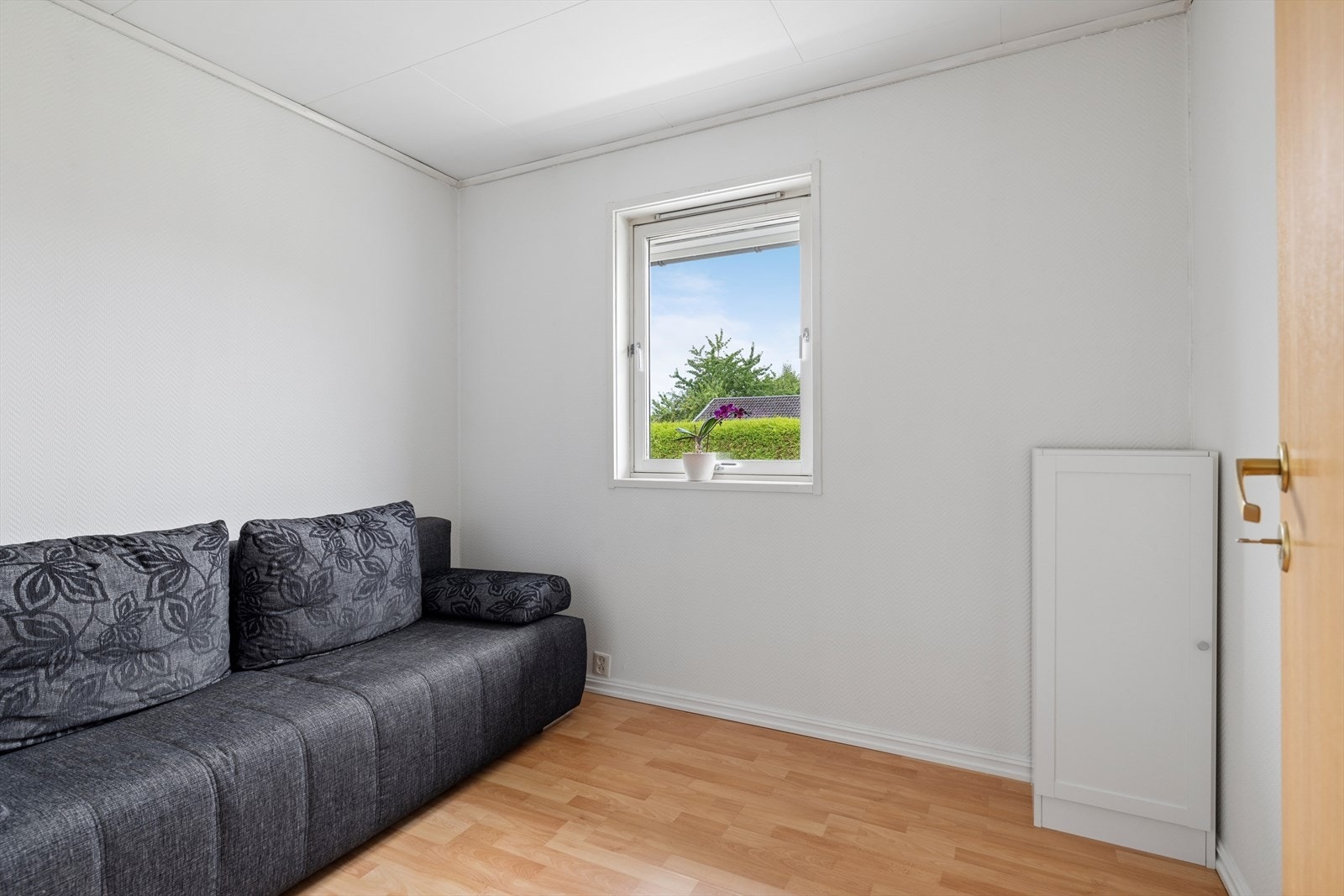 Soverom III med malte vegger og laminat. Galleribilde