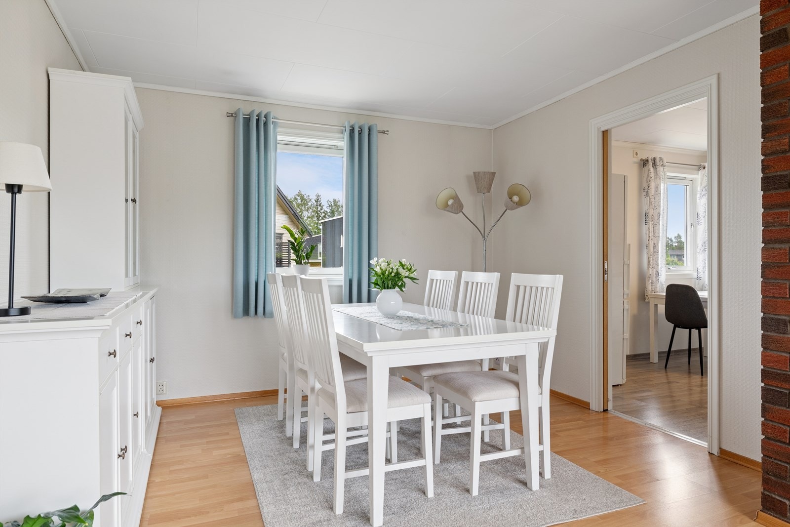 Spisestuen har kort vei til kjøkkenet, noe som gjør servering både enkel og praktisk, enten man samles til hverdags eller ved større anledninger. Galleribilde