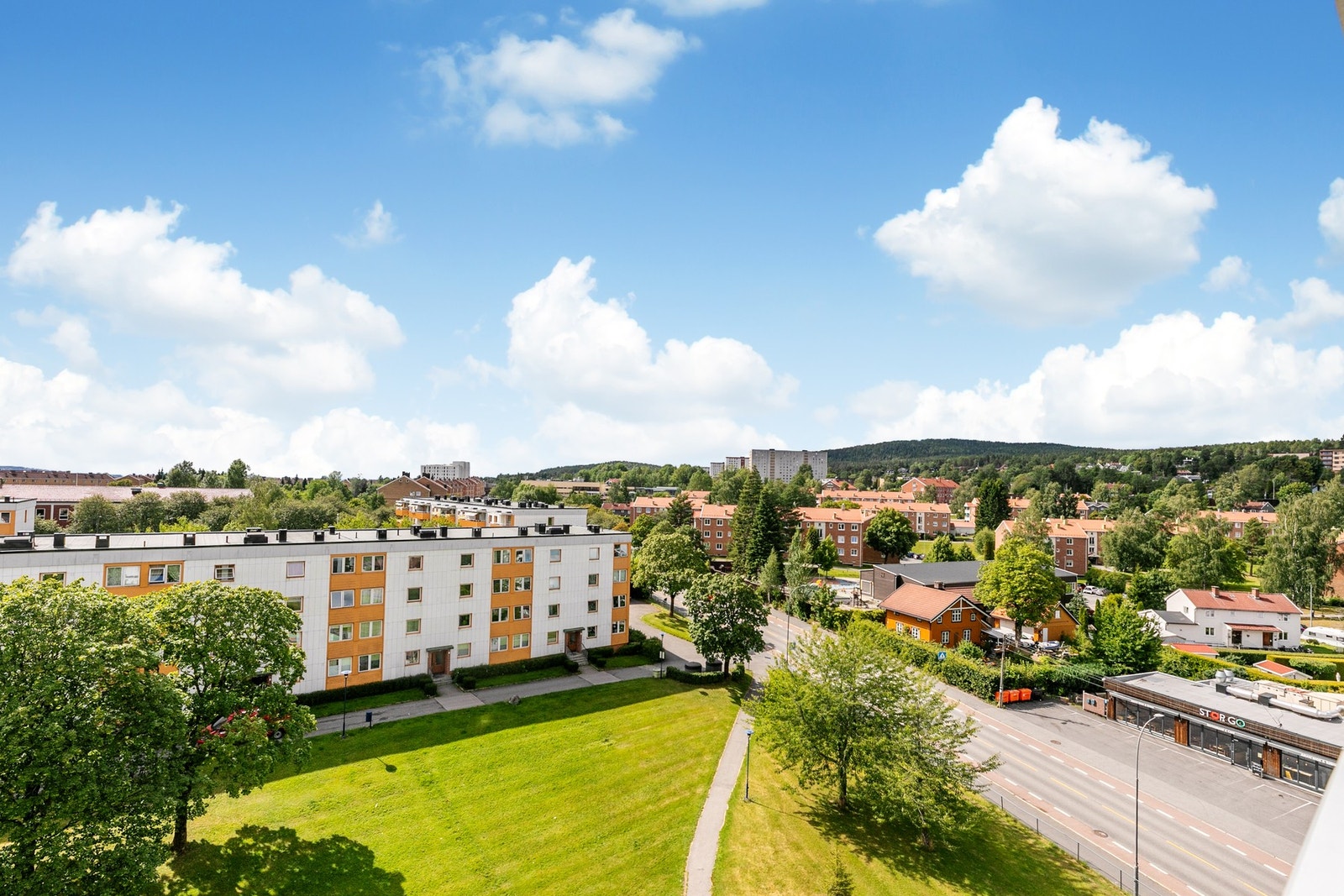 Flotte omgivelser med grøntarealer og god plass mellom boligblokkene. Galleribilde