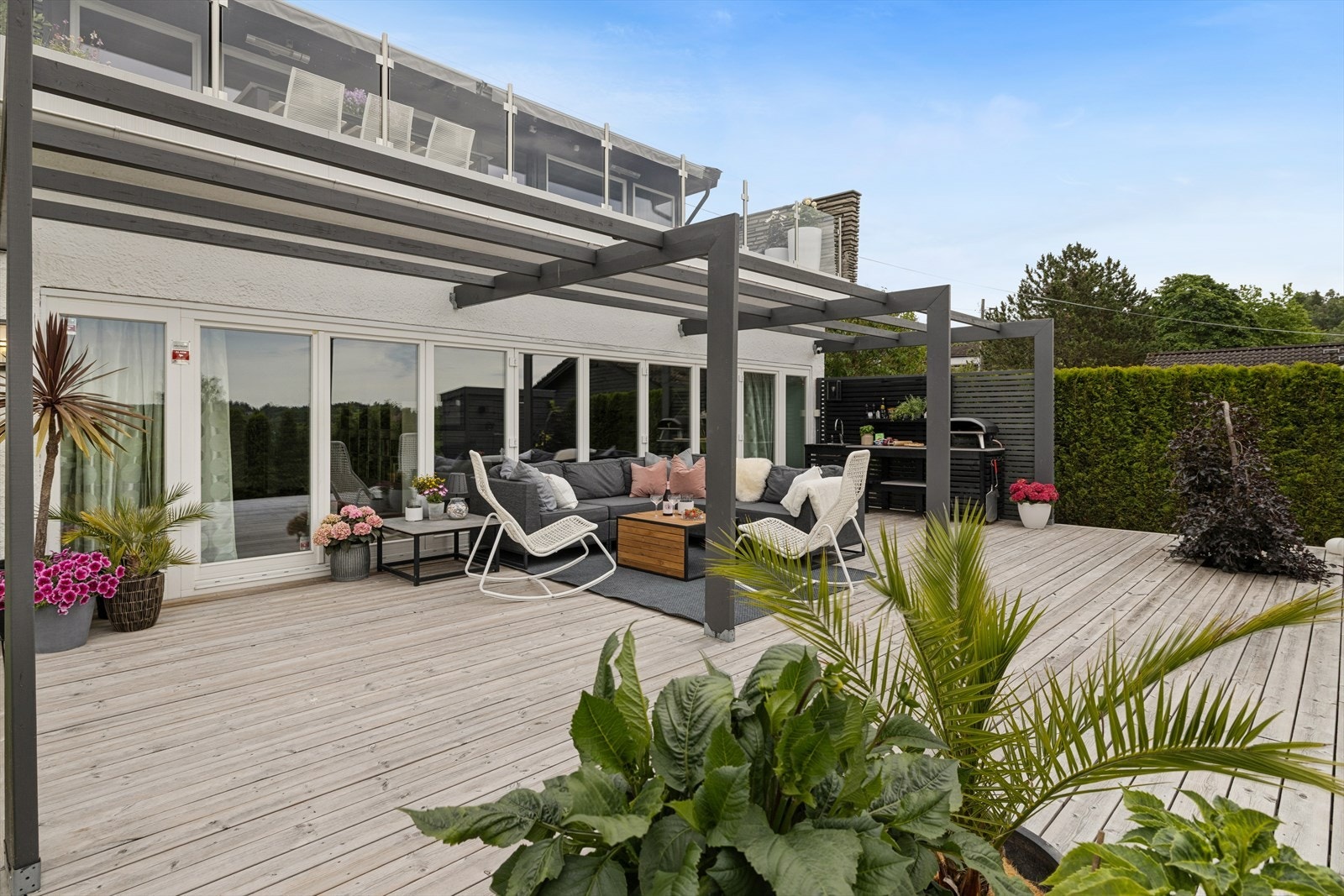 Uteplassen er etablert med en pergola som rammer inn det sosiale området. Galleribilde