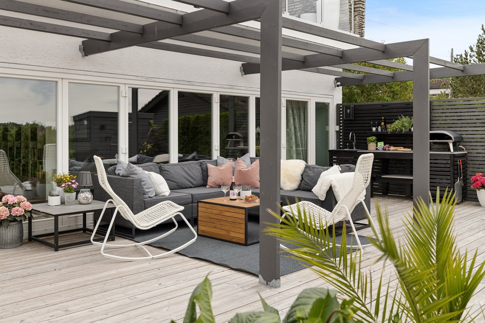 Den nedre terrassen er på hele 53 m² og er bygget i trekonstruksjon. Galleribilde