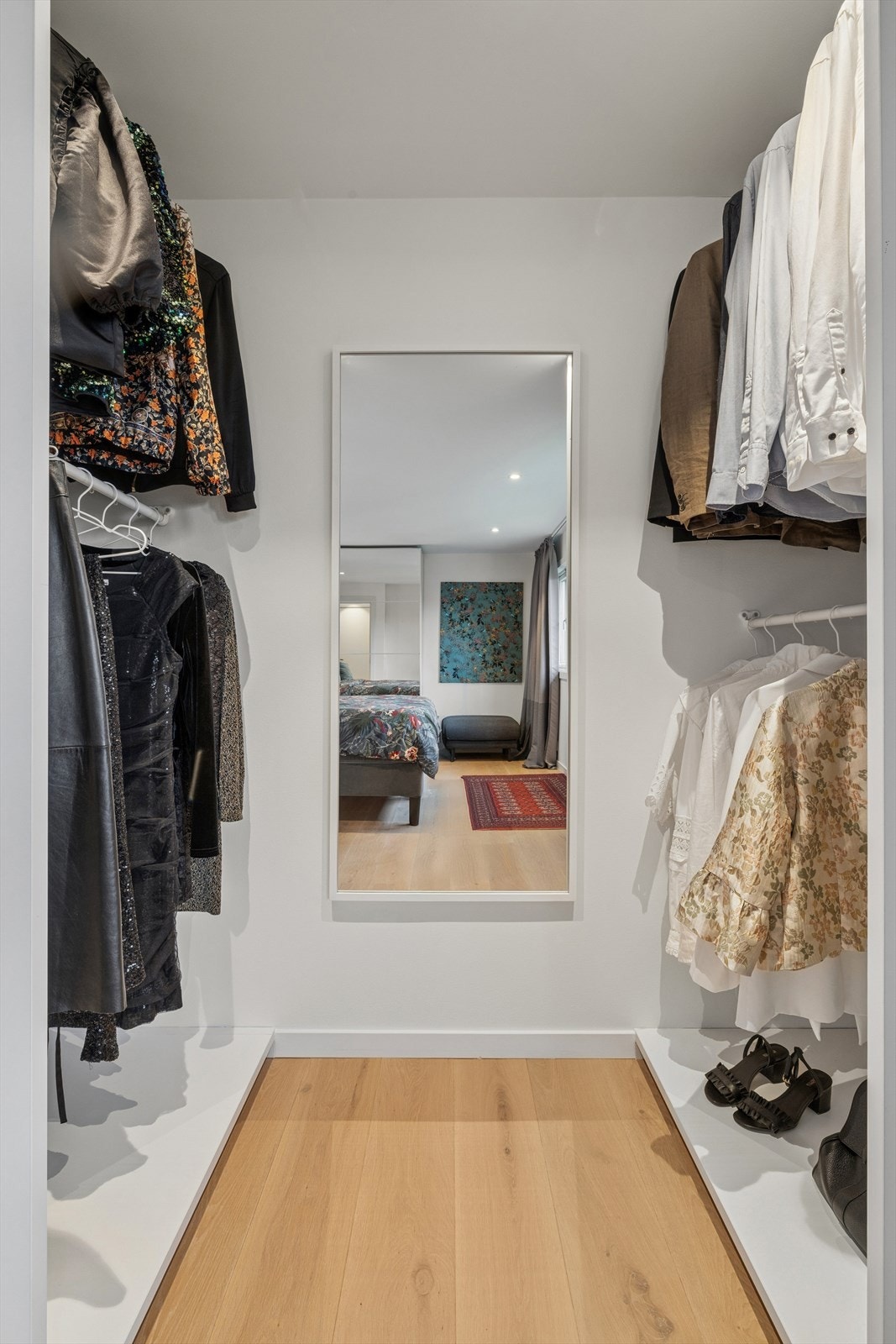 Walk-in garderobe med god plass til oppbevaring. Galleribilde