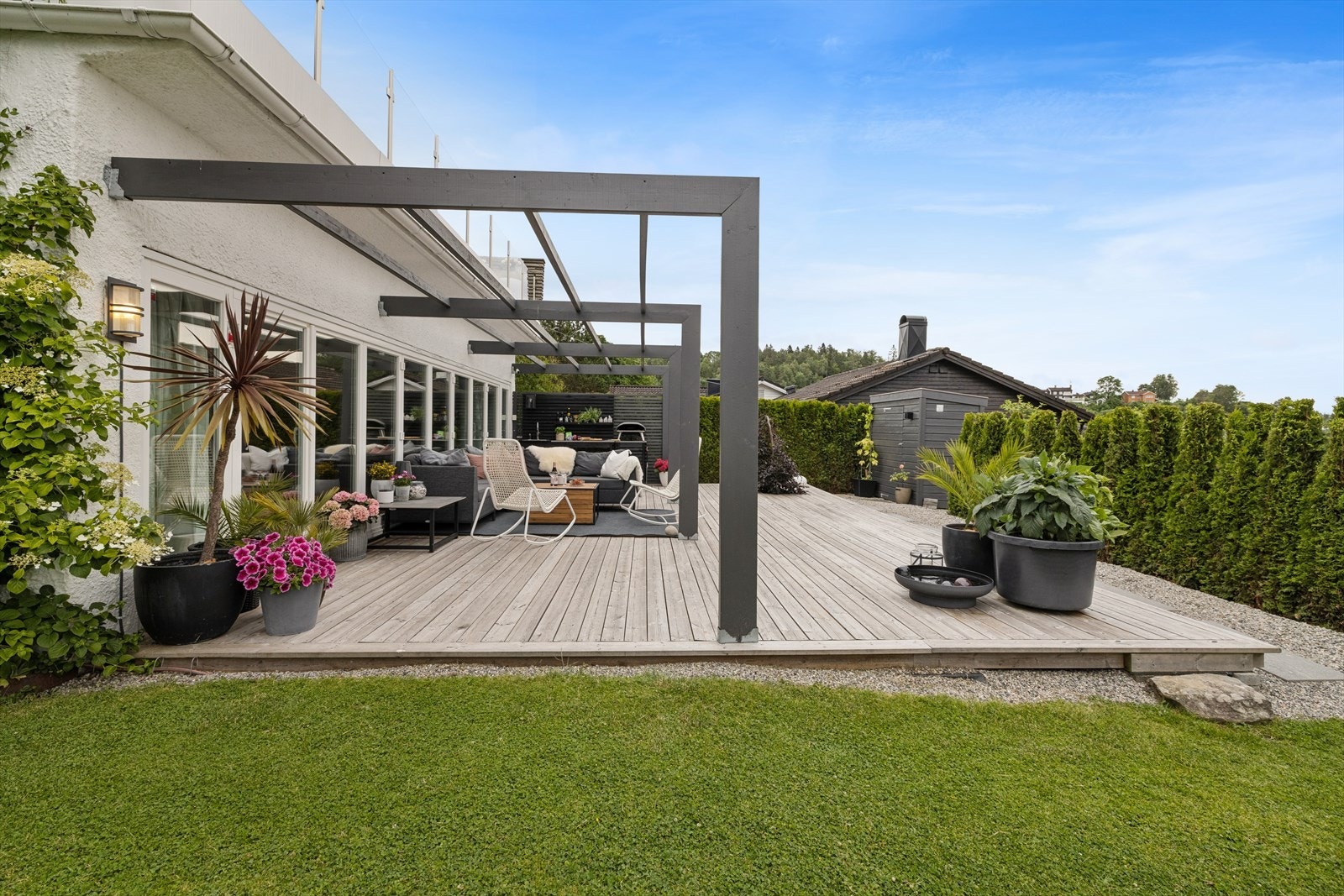 Terrasse utenfor kjellerstue oppført i 2021. Galleribilde