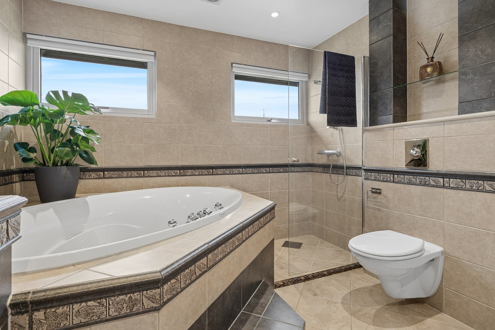 Badet er utstyrt med både innfliset badekar og dusjhjørne. Galleribilde
