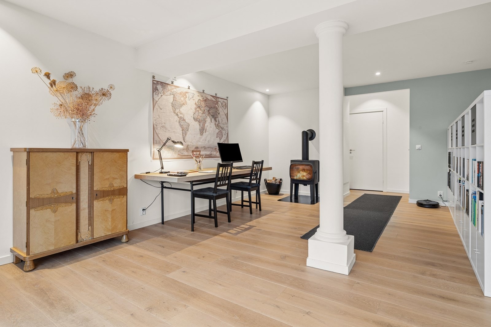Kjellerstuen har også en vedovn som gir ekstra varme og hygge. Galleribilde