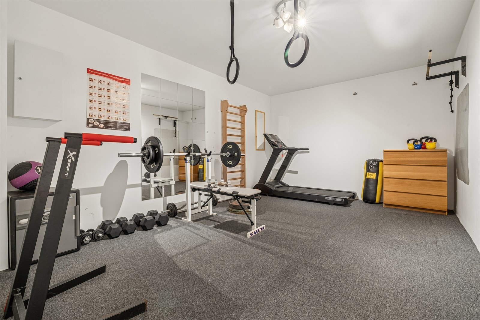 Eget treningsrom i underetasjen gir gode muligheter for hjemmetrening. Galleribilde
