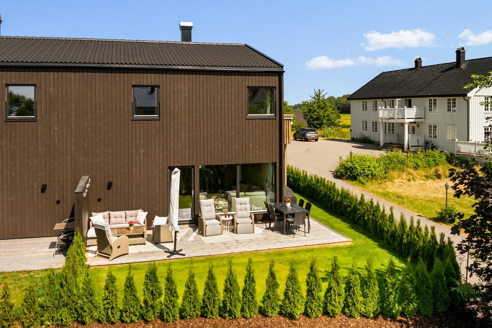Stor terrasse på 48 m², som sammen med lettstelt hage danner et solrikt og innbydende uterom med plass til både spisegruppe, sittegruppe og lek Galleribilde