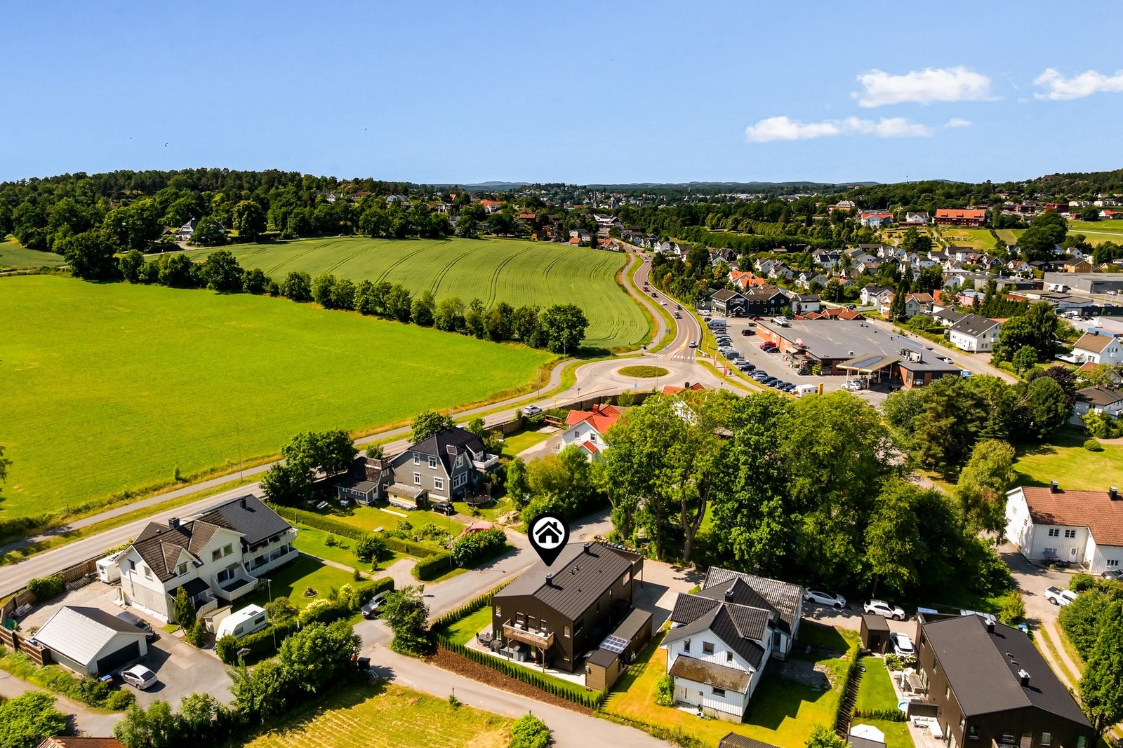 Eiendommen har en attraktiv beliggenhet på Hasle, i et etablert og hyggelig boligområde like utenfor Sandefjord sentrum. Galleribilde