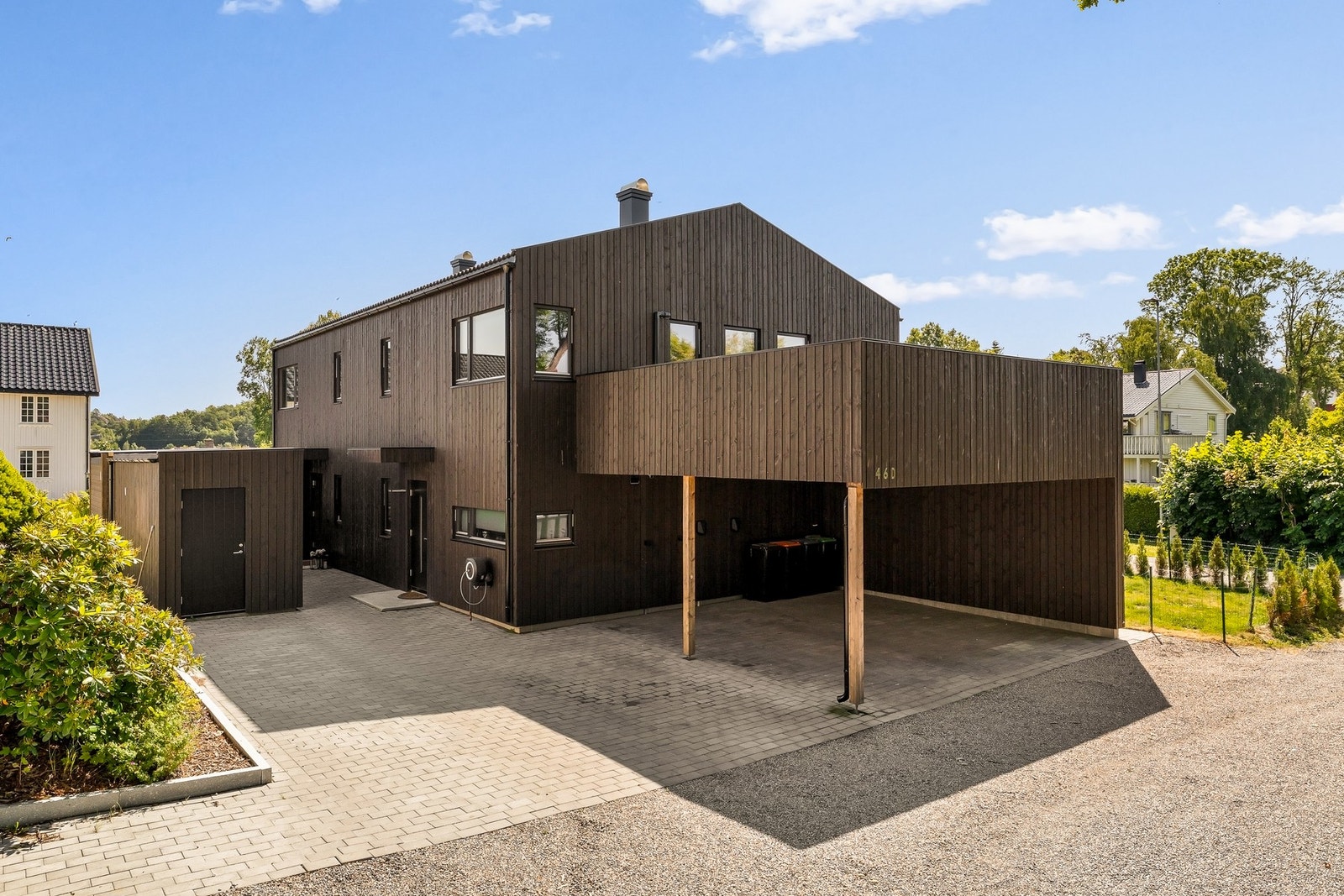 Carport med elbillader og enkel adkomst til boligen Galleribilde