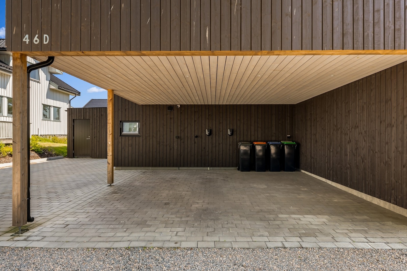 Carport med elbillader Galleribilde