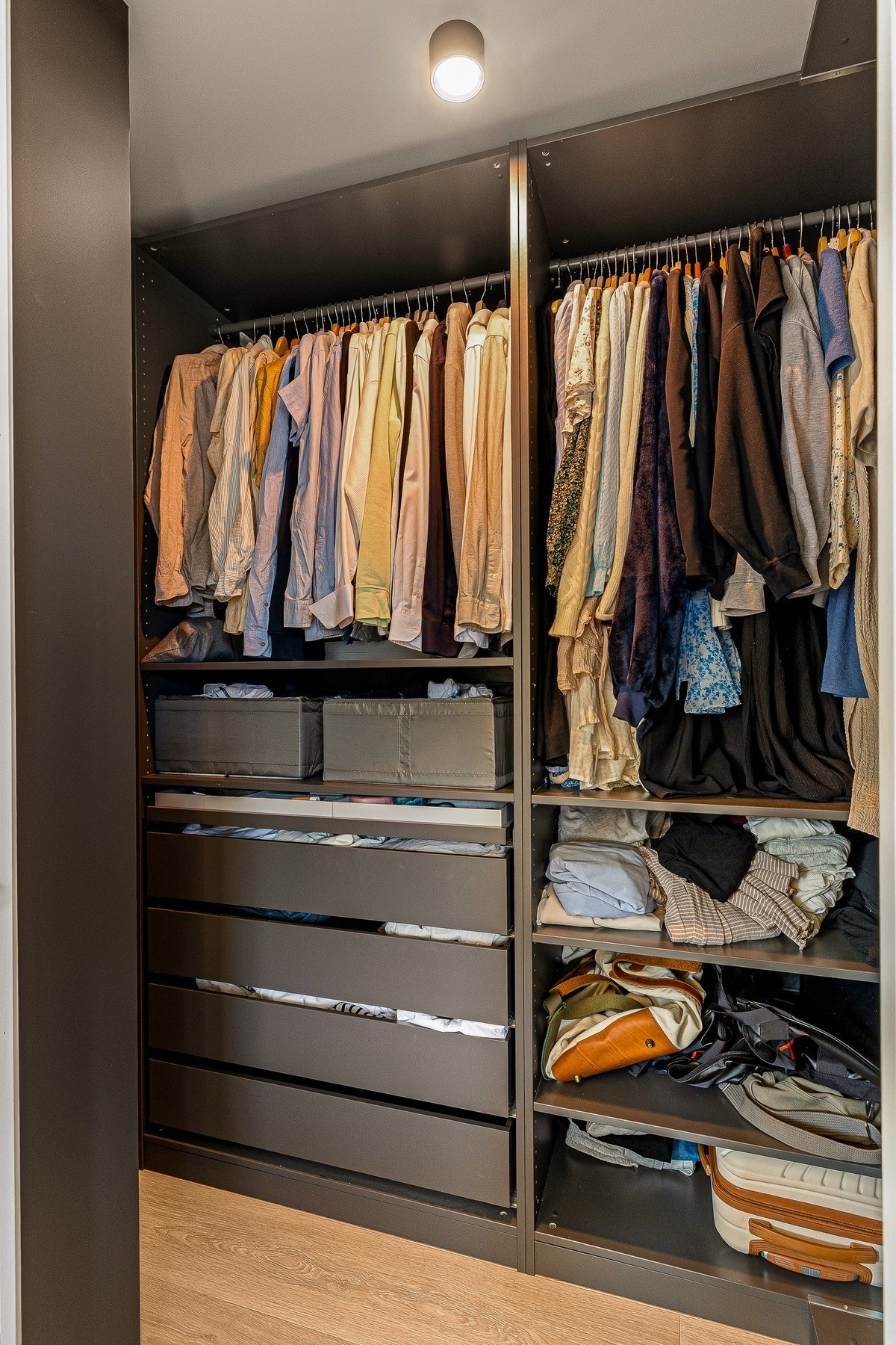 Praktisk walk-in-closet gir gode oppbevaringsmuligheter Galleribilde