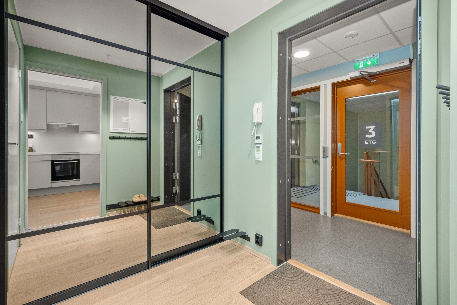 Velkommen inn! Praktisk skyvedørsgarderobe i gang. Galleribilde