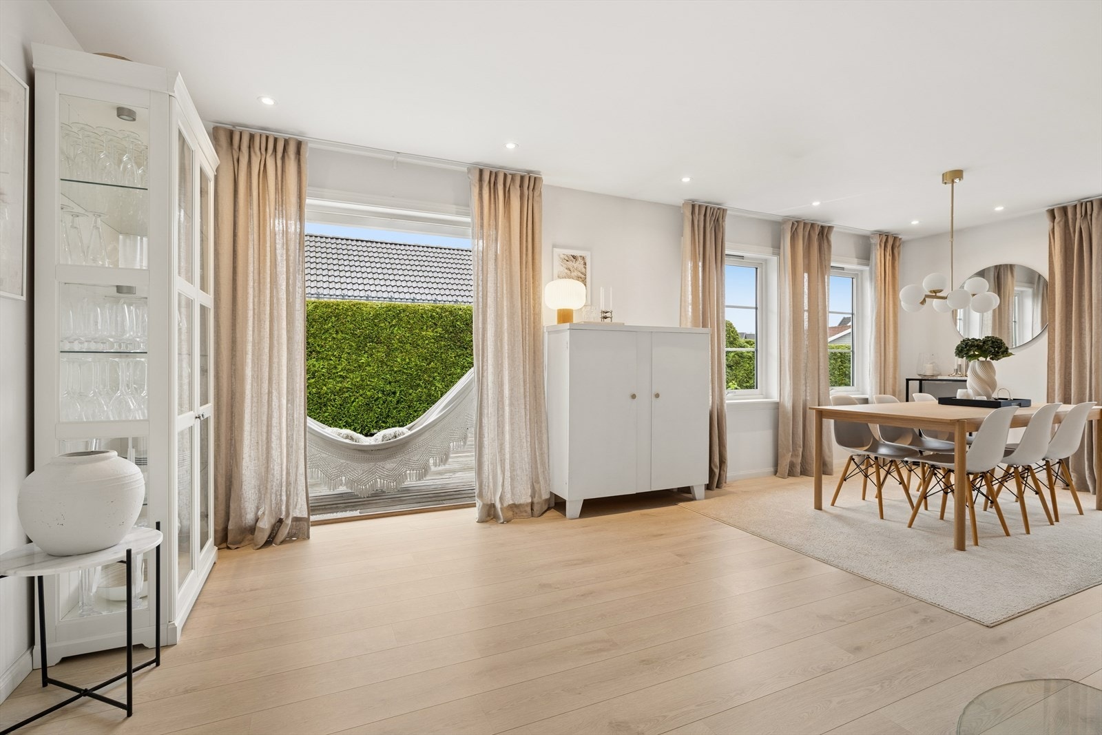 Lys og moderne enebolig med gjennomgående god standard. Fra stuen er det utgang til solrik og skjermet uteplass Galleribilde