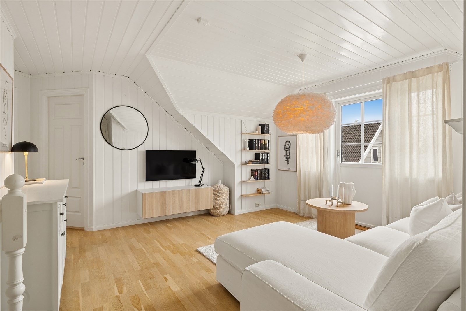 Loftstue med utgang til balkong Galleribilde