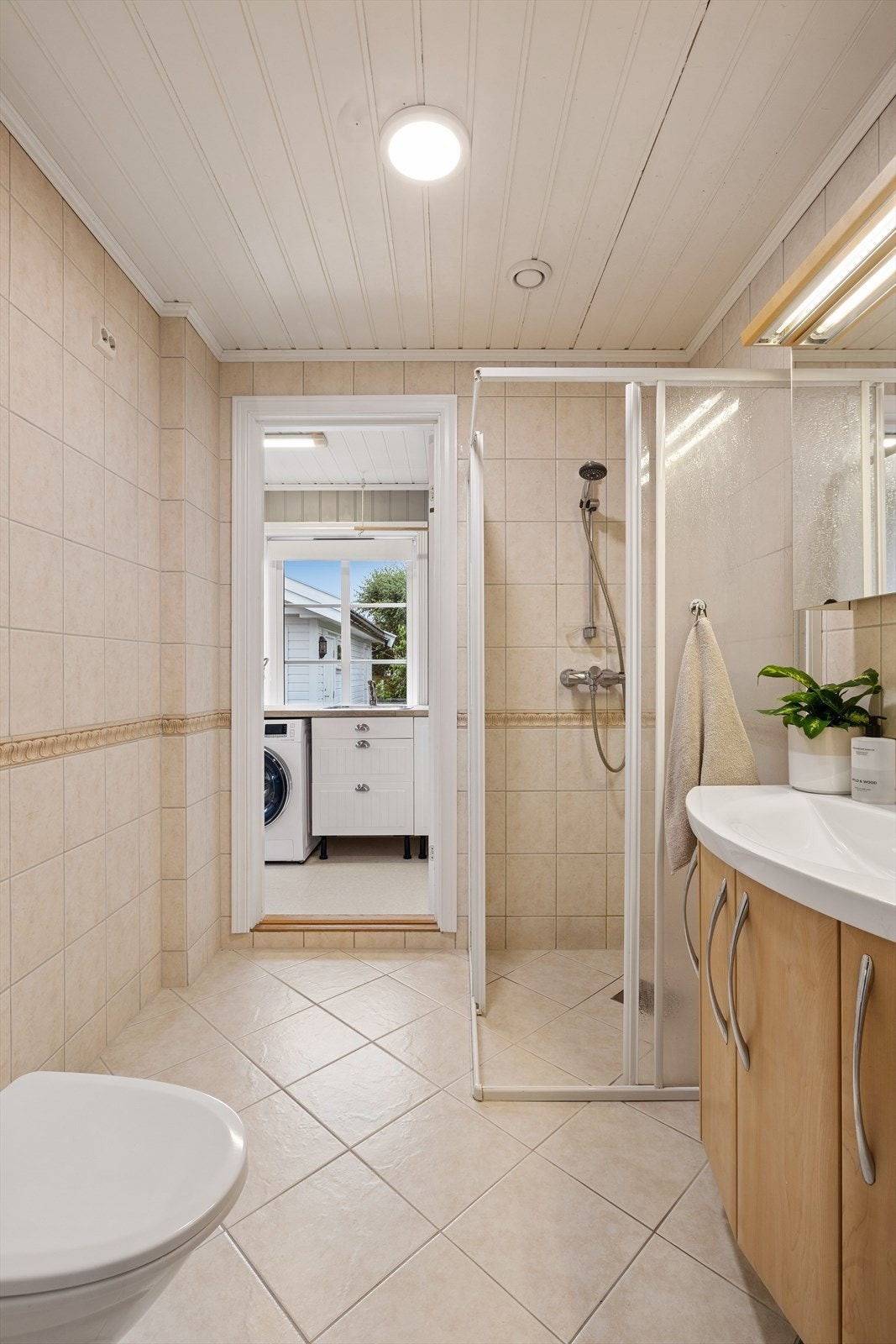 Badet i 1. etasje med vaskerom innenfor Galleribilde