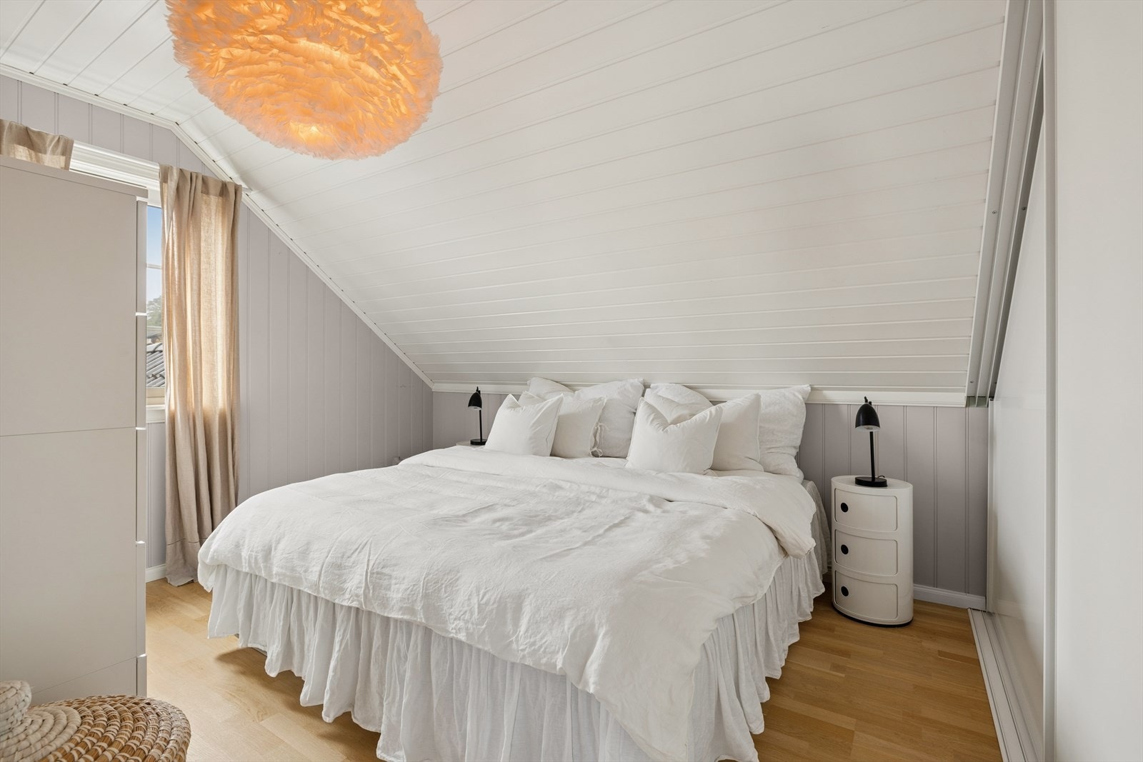 Hovedsoverom med plassbygd skyvedørsgarderobe Galleribilde
