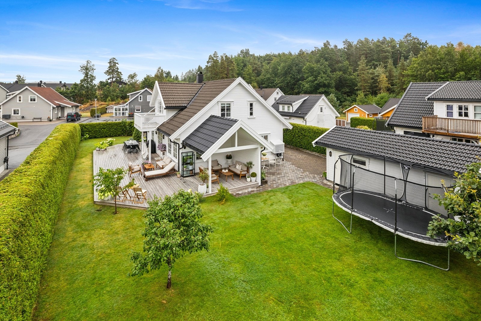 Pent opparbeidet uteområder, overbygd uteplass som skjermer for både sol og regn. Galleribilde