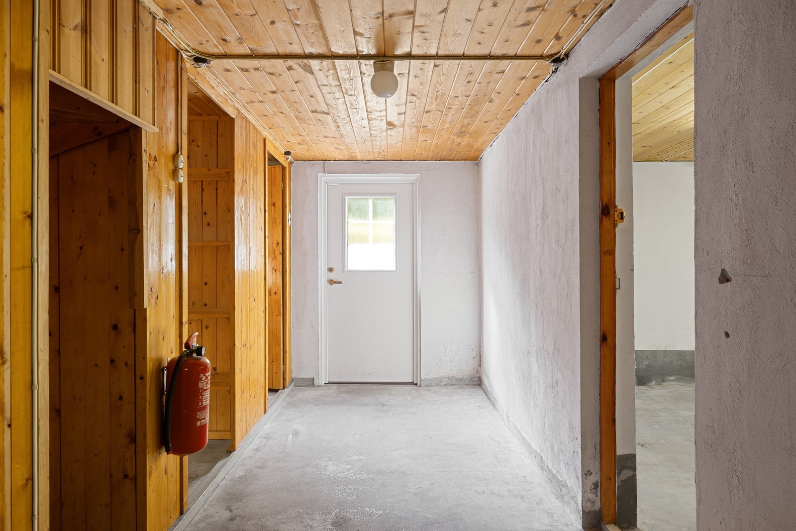 Kjeller gang m/ dør til trappenedgang. Galleribilde