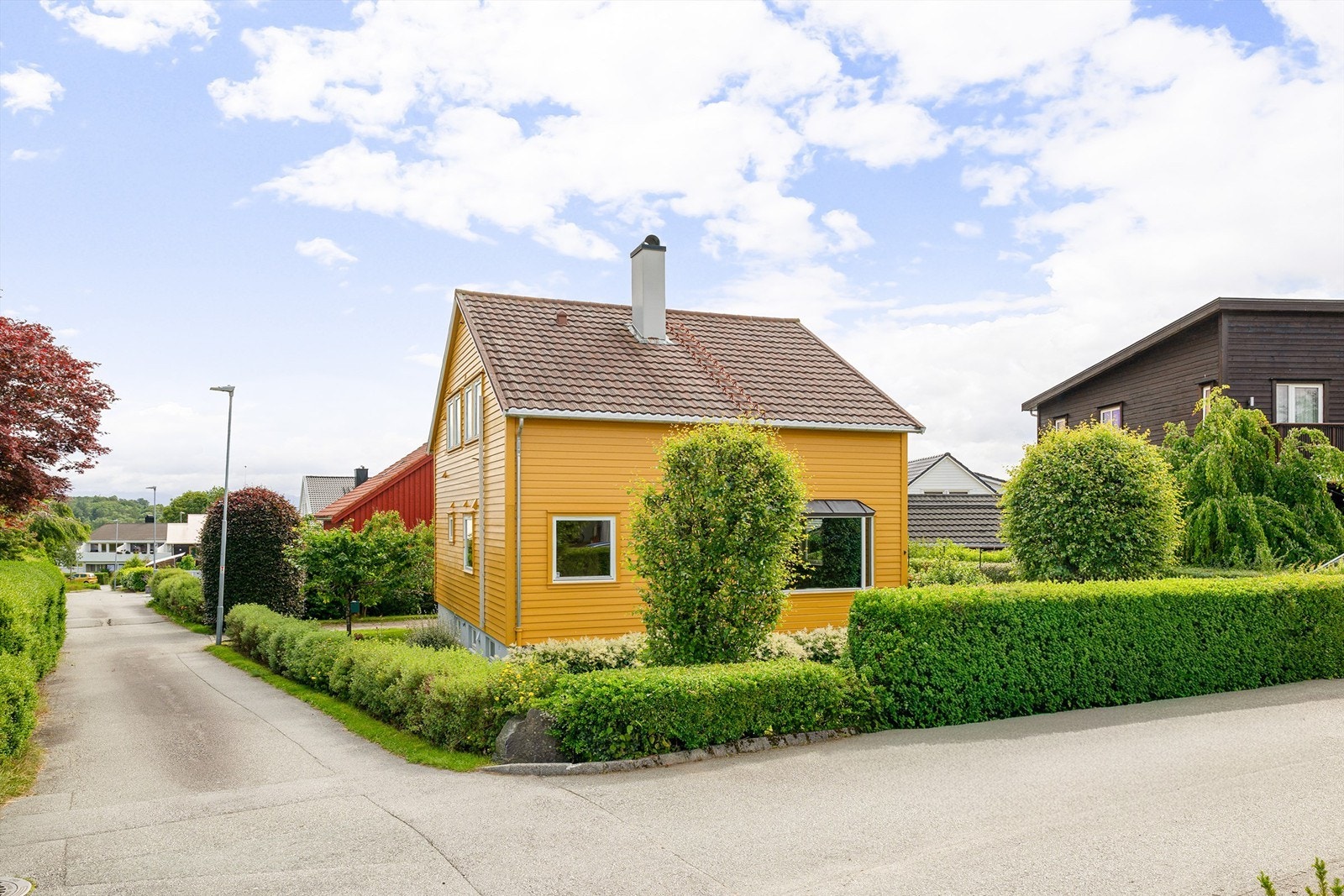 Fasade. Boligen ligger fint plassert på hjørnetomt. Galleribilde