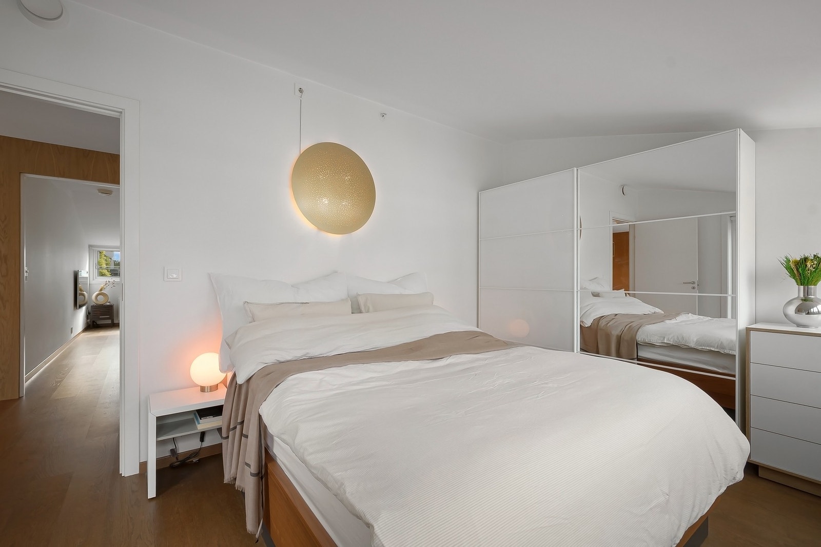 God plass for seng, garderobe m.m.. Galleribilde