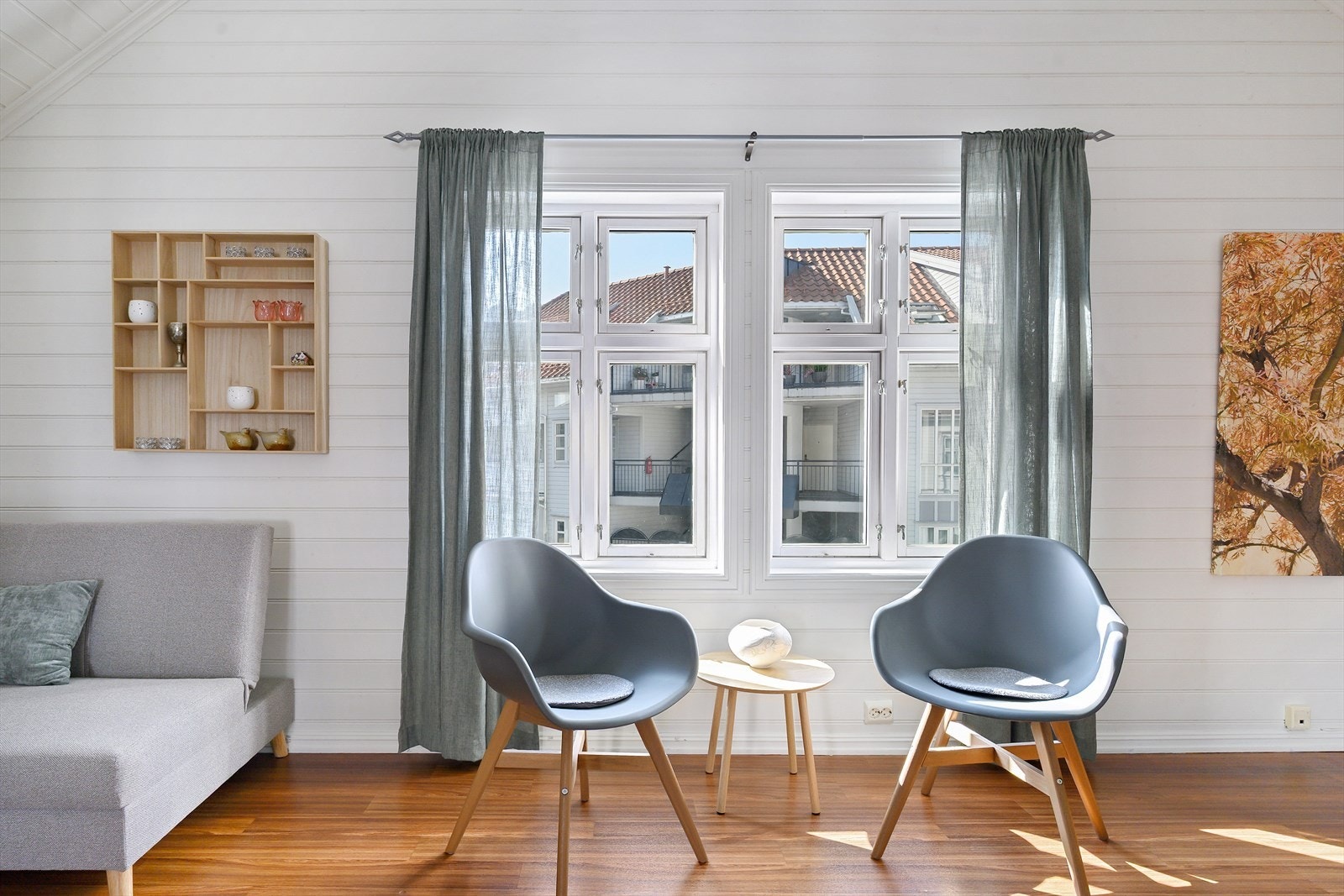 Vinduene i stuen gir godt med dagslys inn i rommet. Galleribilde