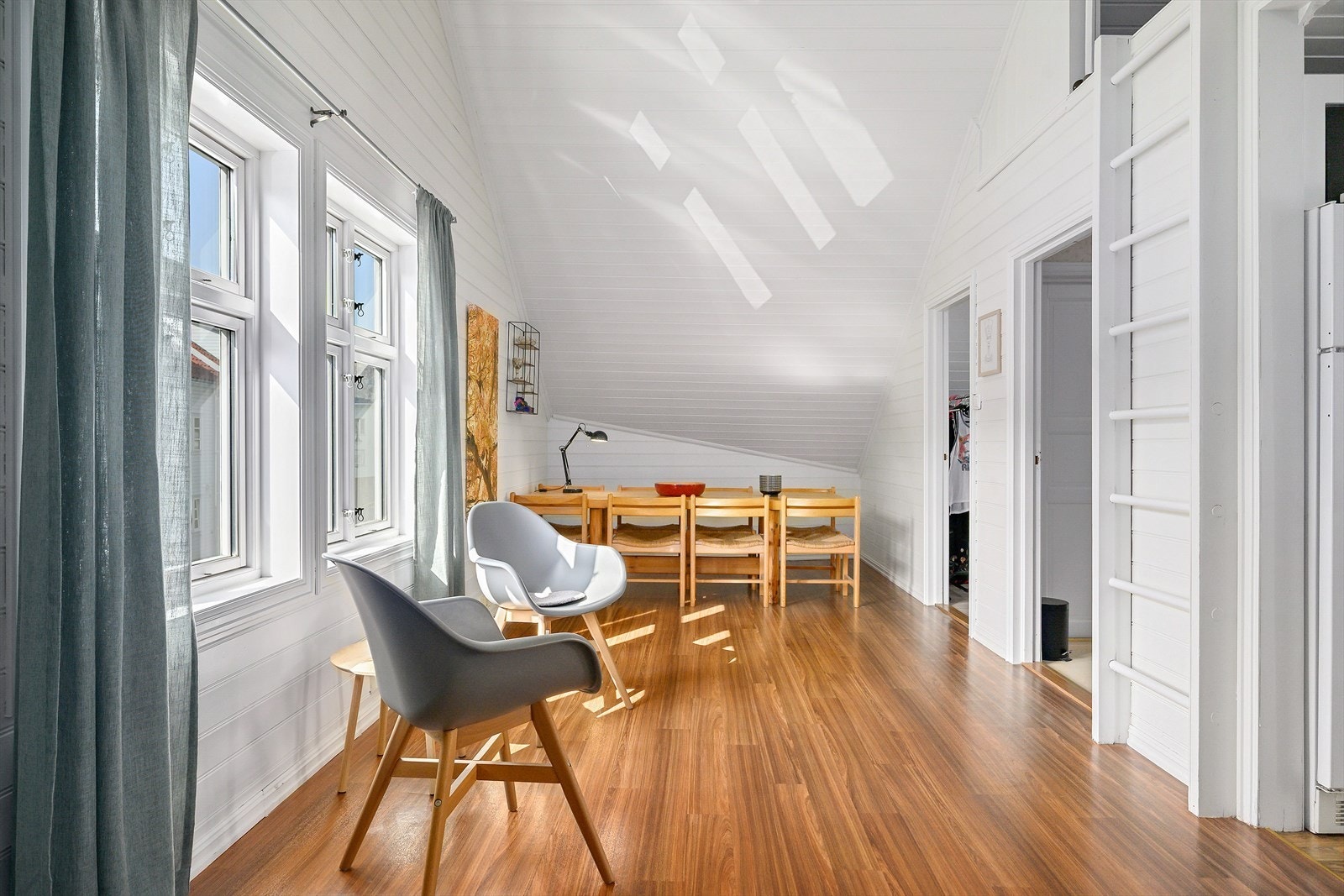 Stuen i første etasje har panel i himling og plass til en sittegruppe. Galleribilde