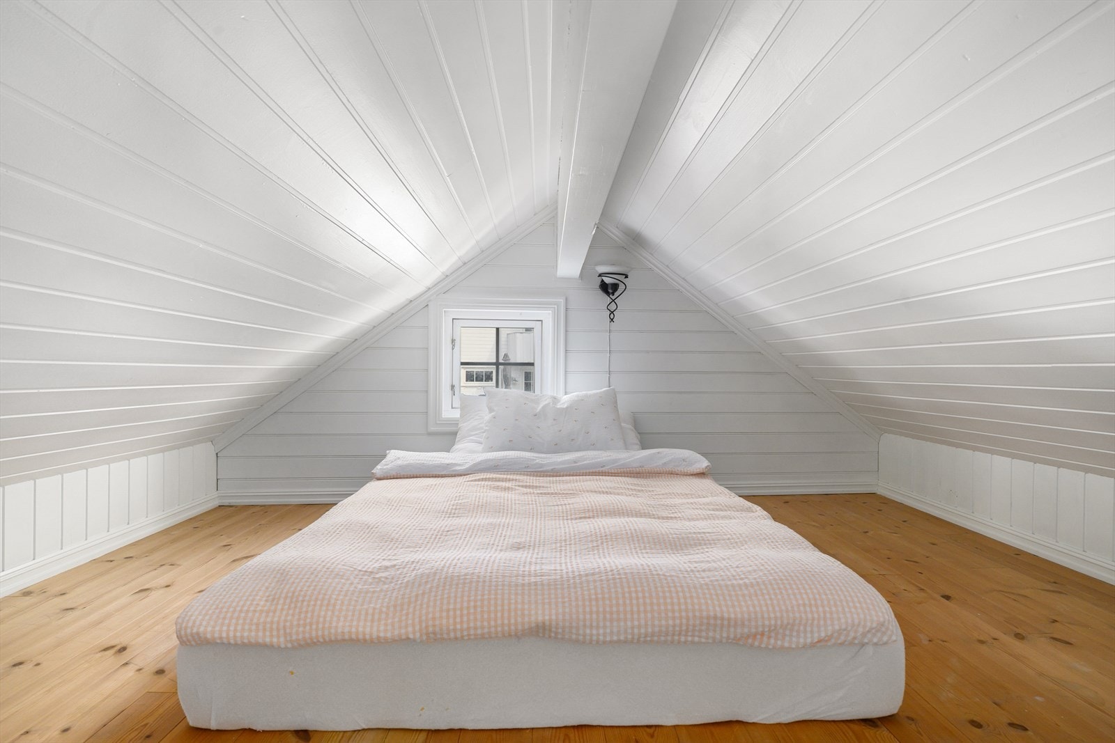 Hemsen er innredet med plass til overnatting. Galleribilde