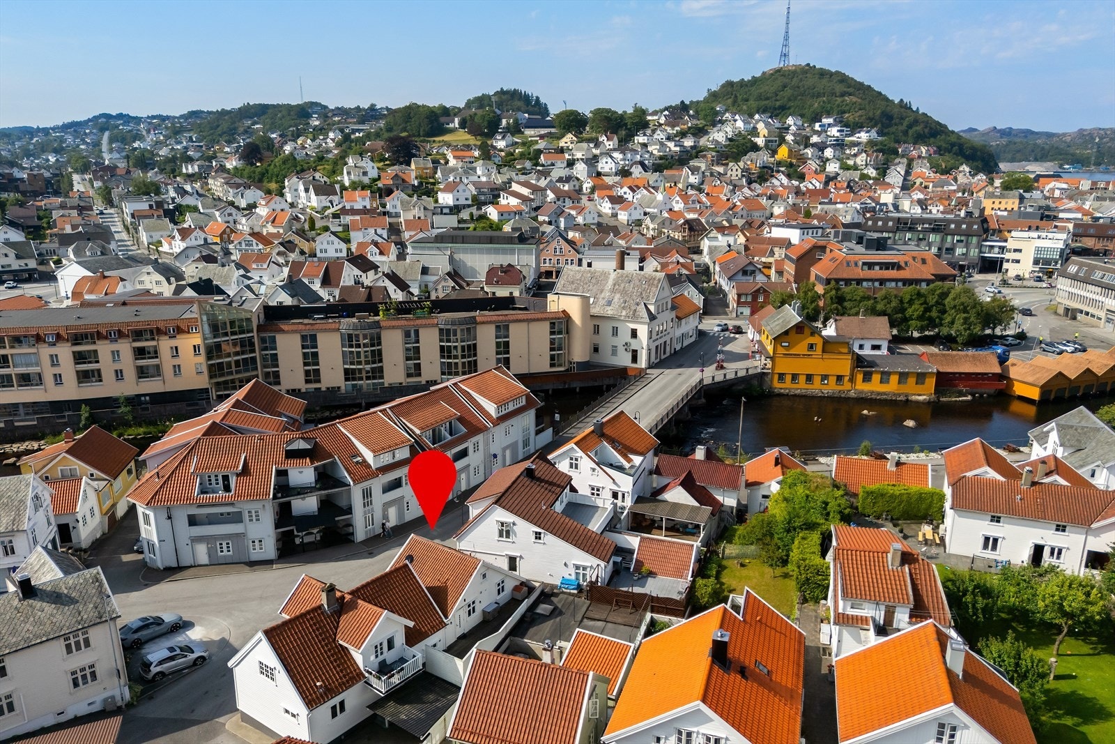 Eiendommen har en sentral beliggenhet med gangavstand til butikker og kafeer i Egersund sentrum. Galleribilde