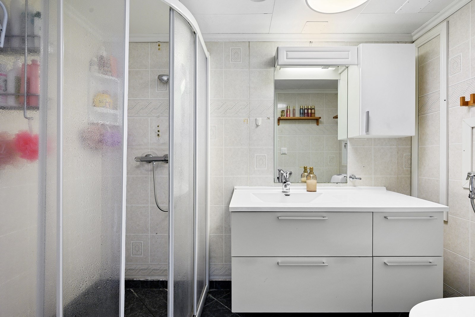 Badet i underetasjen har flislagt gulv med gulvvarme (ikke godkjent). Galleribilde
