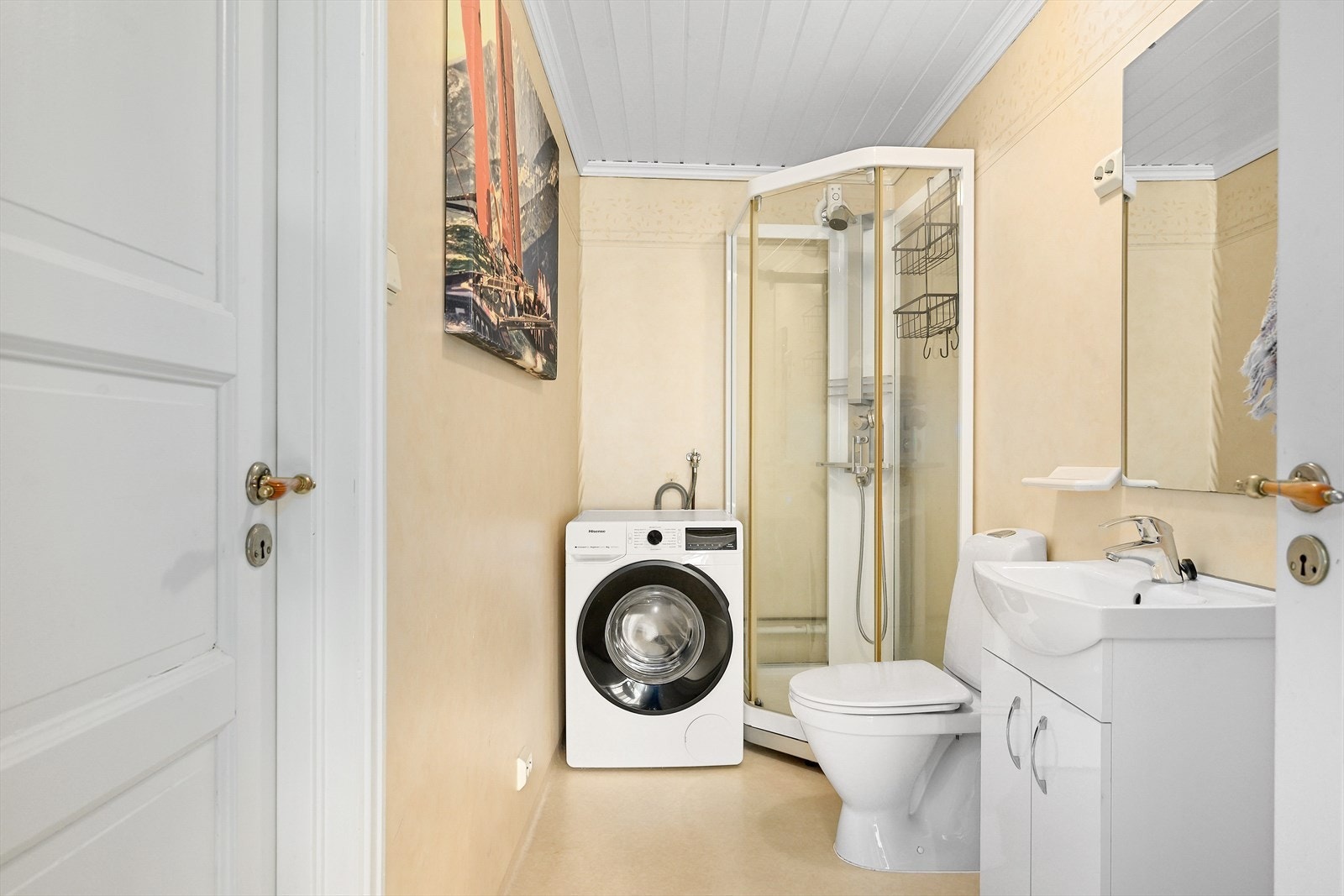 Badet i første etasje fungerer også som vaskerom med opplegg for vaskemaskin. Galleribilde