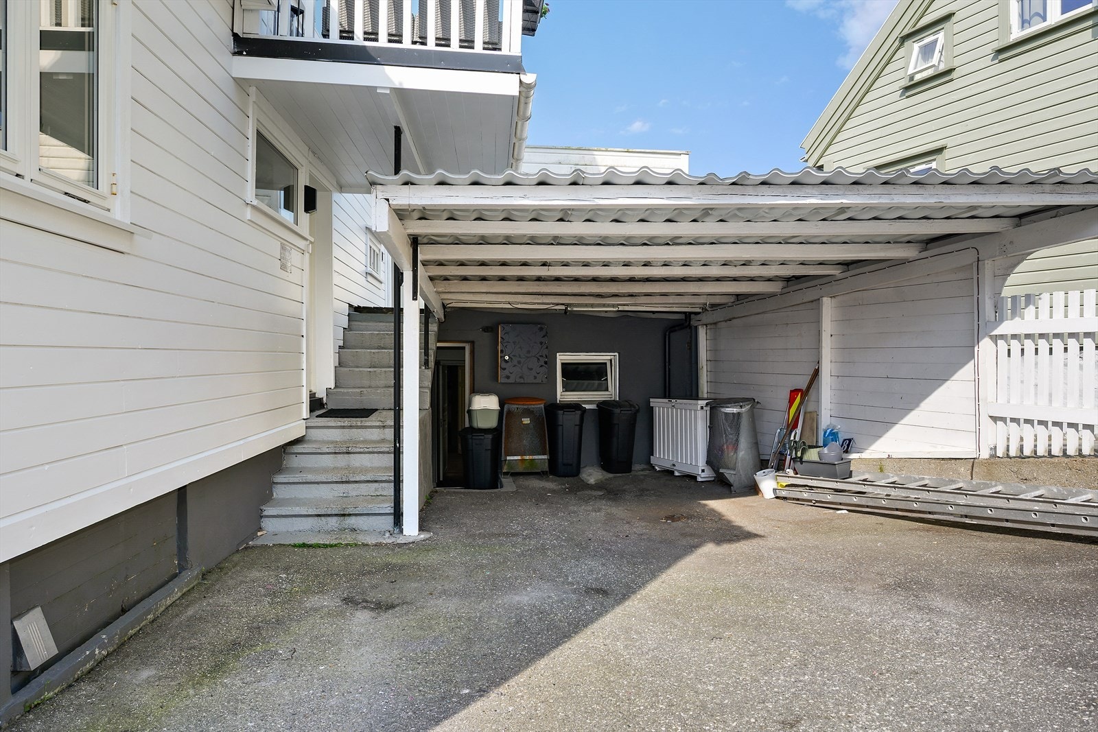 Til eiendommen hører det med en carport i sameie med nabo. Galleribilde