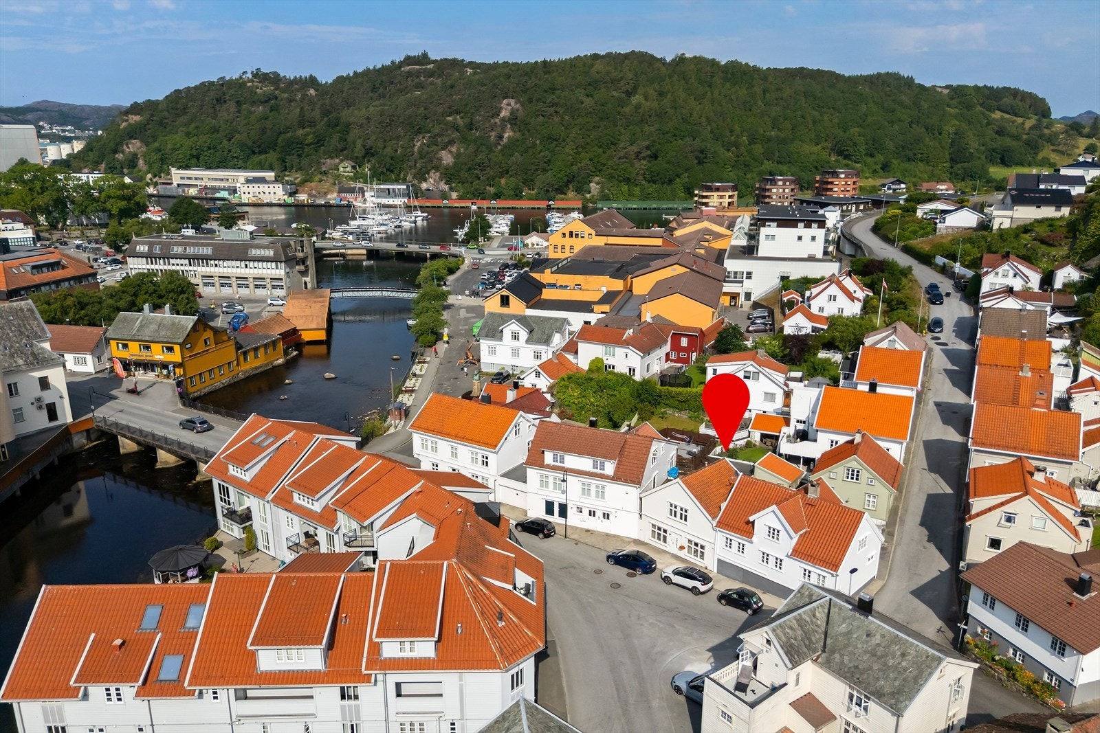 Det er også kort avstand til flotte turområder som Vannbassengane og Elverhøy. Kort avstand til kjøpesenter Alti Eikunda. Galleribilde